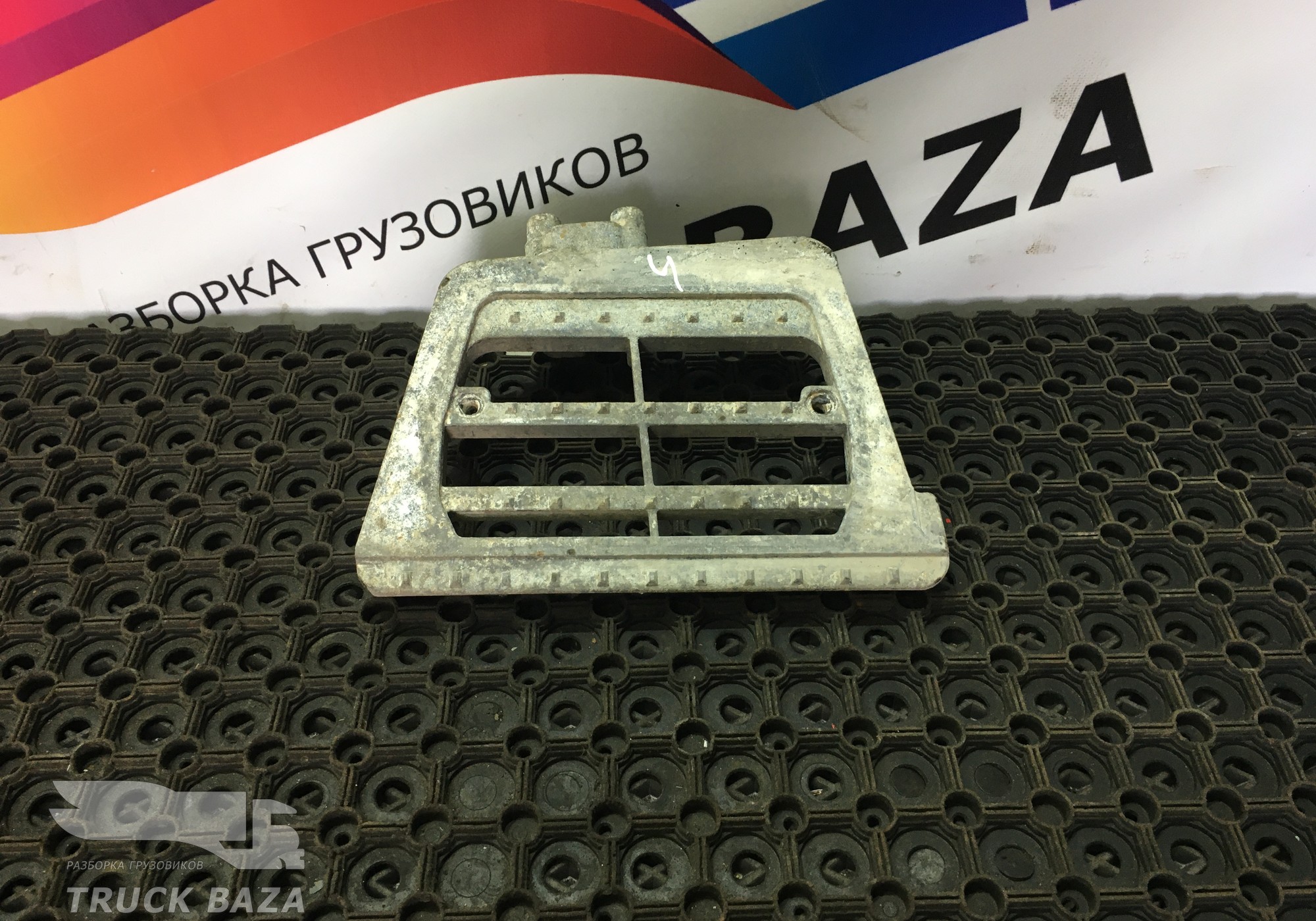 1638480 Кронштейн подножки левый для Daf