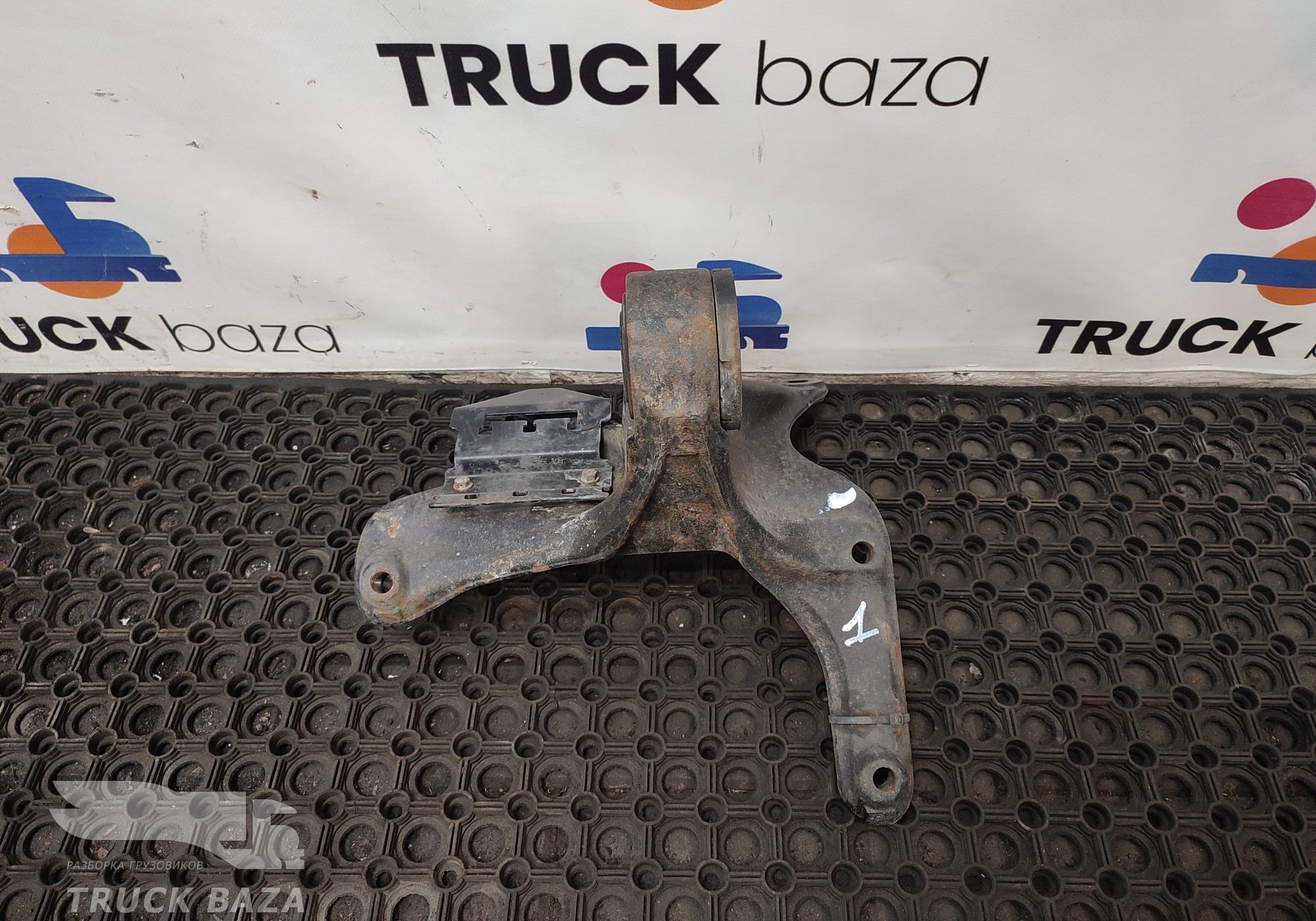 A9603175843 Кронштейн торсиона кабины правый для Mercedes-Benz