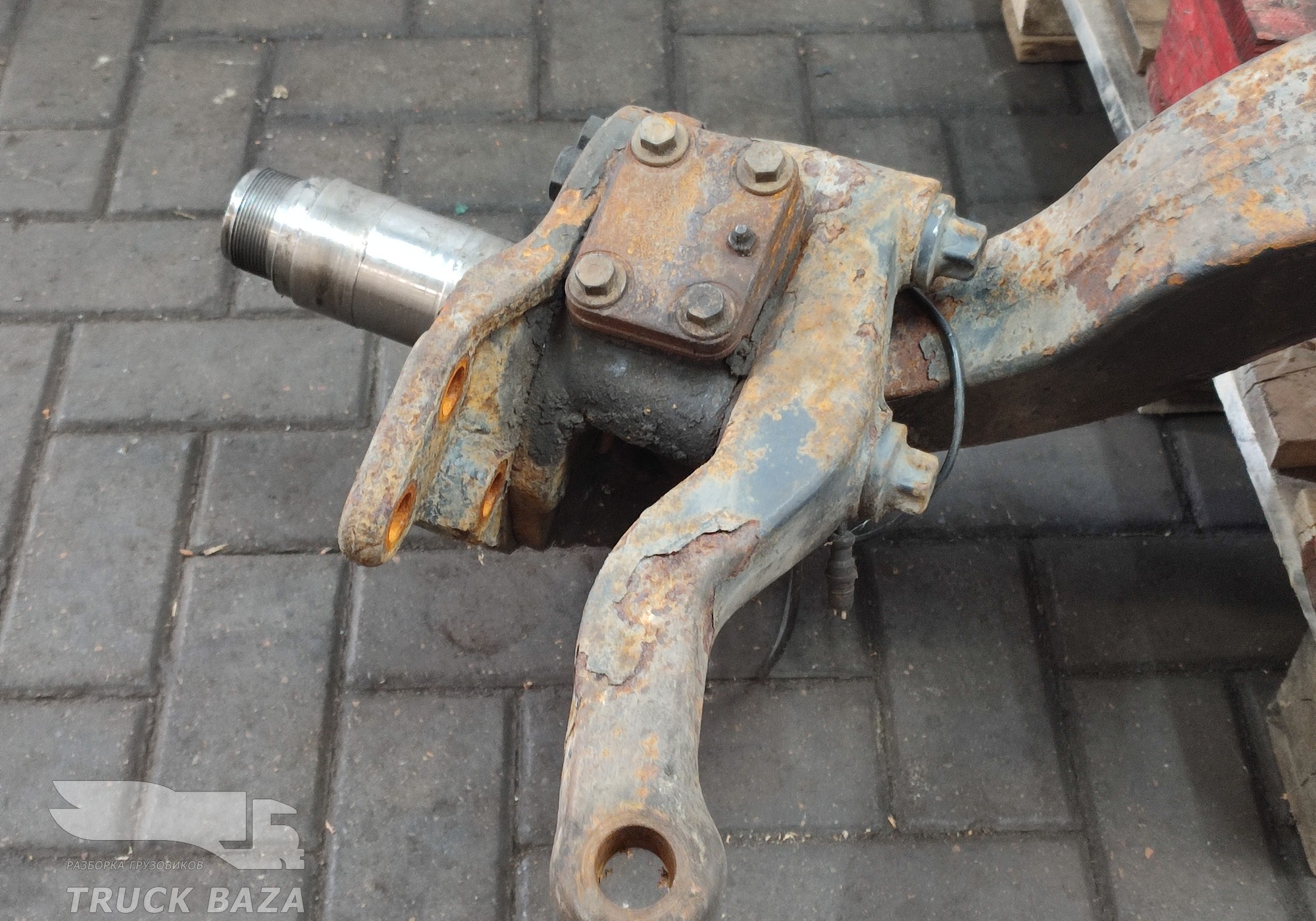 7182985 Кулак поворотный правый для Iveco