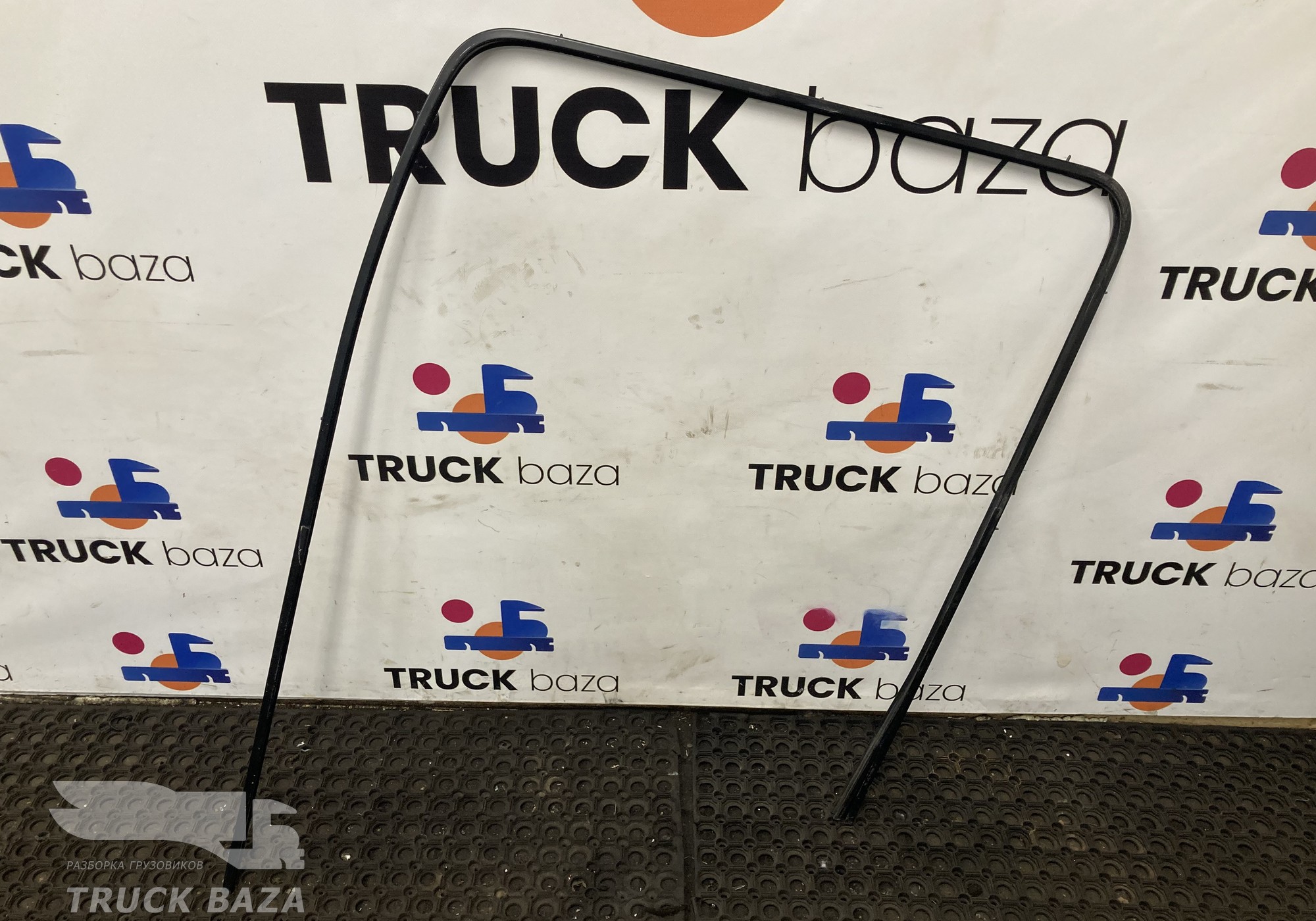 9737250229 Направляющая стекла двери левой