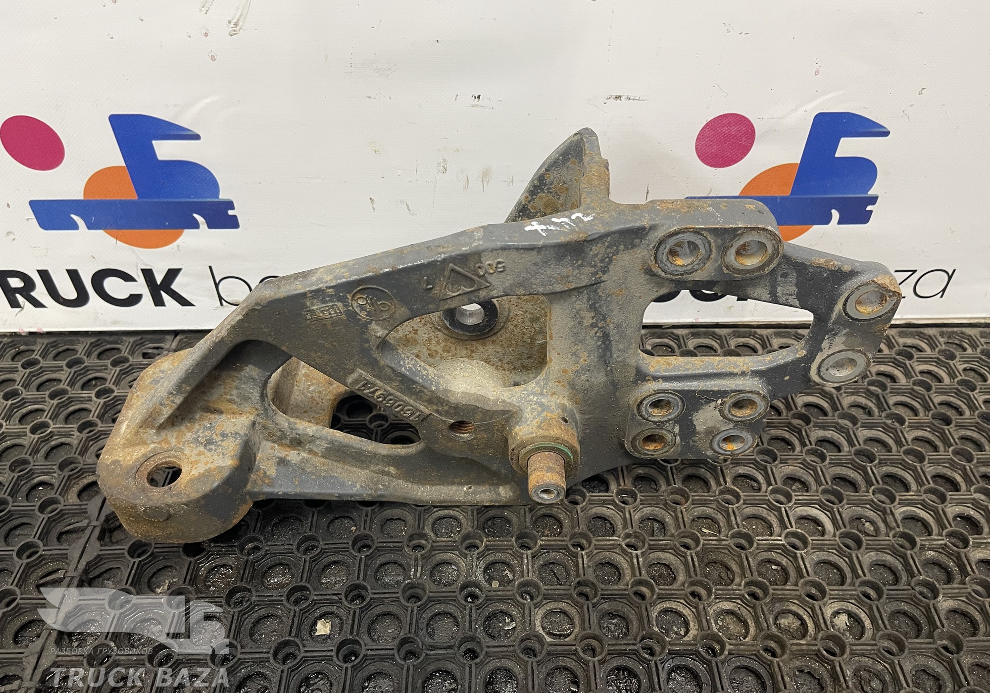 1606971 Кронштейн рессоры передний правый