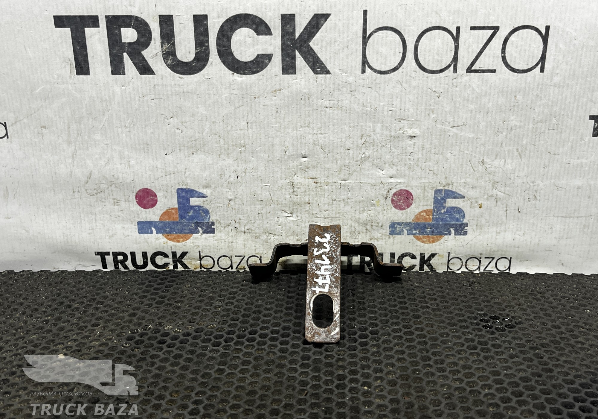 DZ93259820061 Кронштейн трубок ГУРа для Shacman F3000 (с 2009)