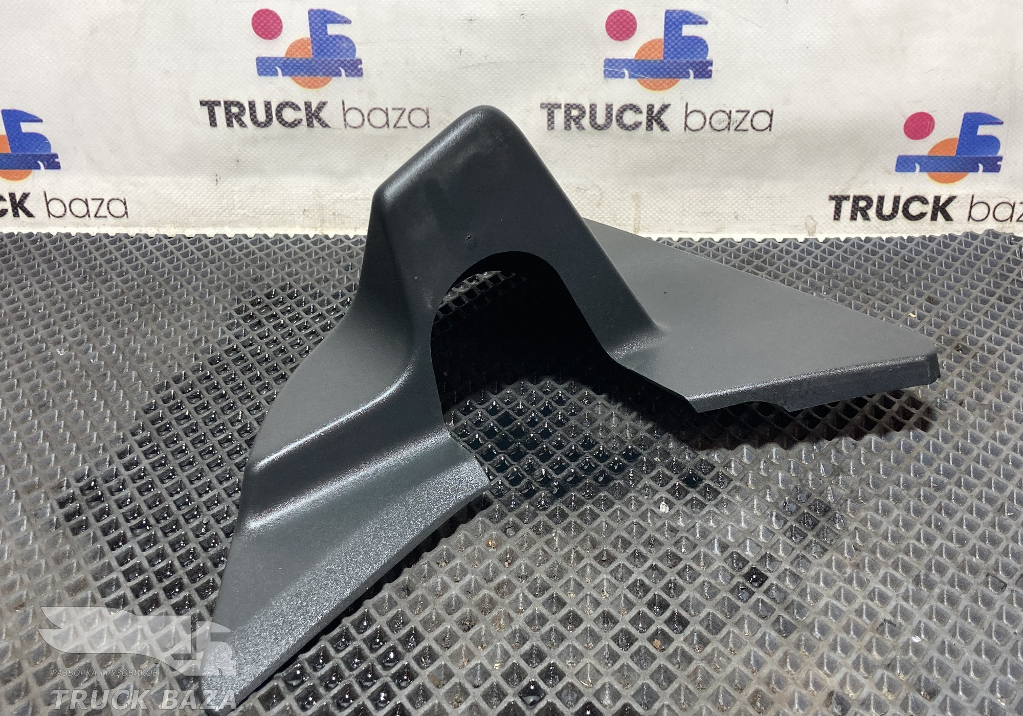 82268542 Крышка кронштейна зеркала левого для Volvo FH 4 (с 2012)