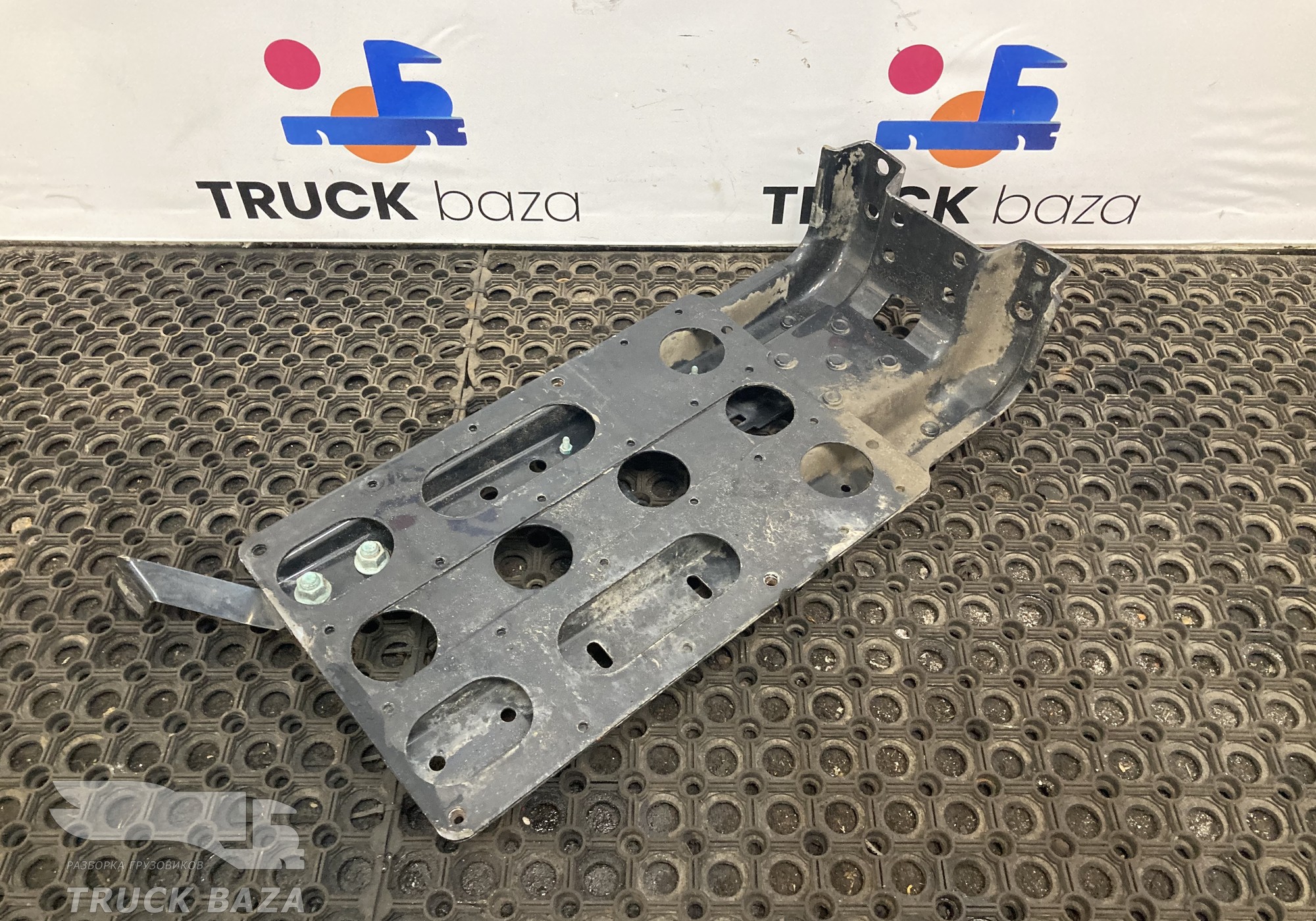 81612435430 Кронштейн крыла переднего