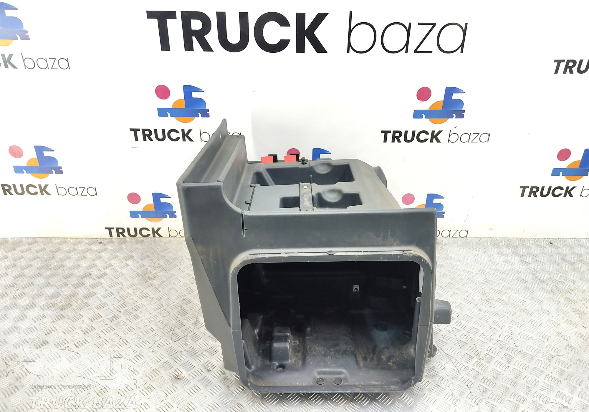 81669126200 Ящик инструментальный правый