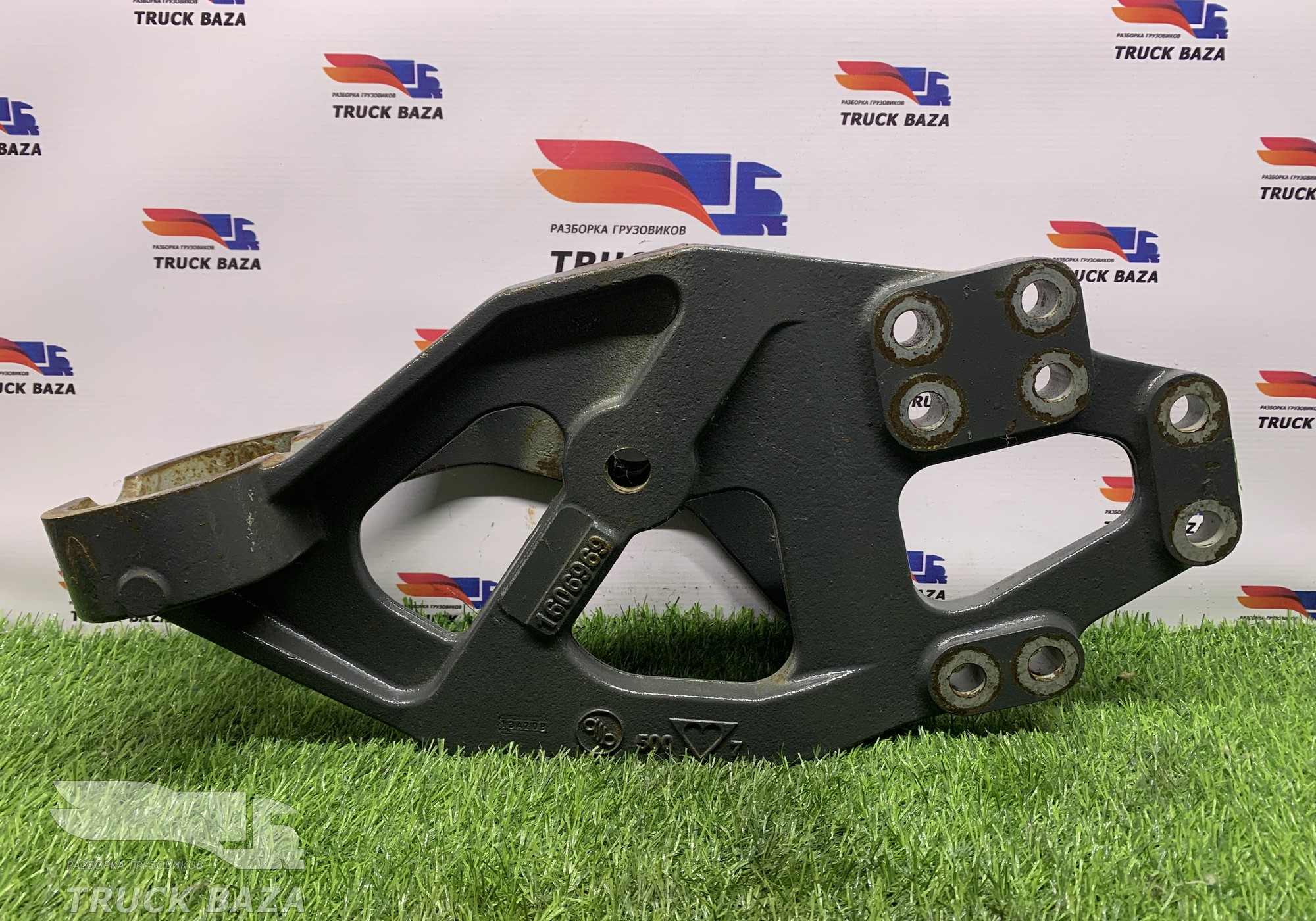 1606969 Кронштейн рессоры передний левый