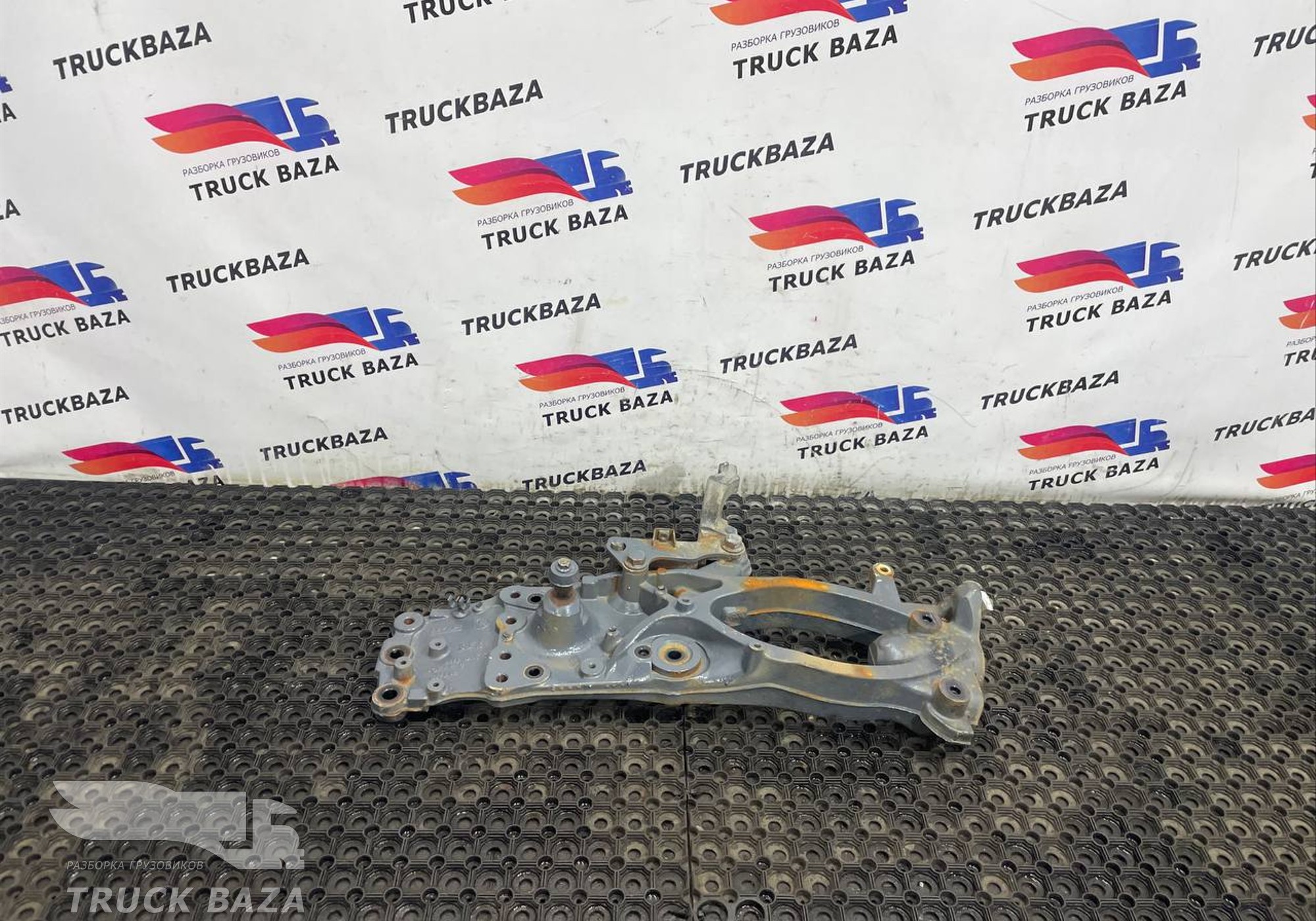 1911611 Кронштейн буксировочный правый для Daf XF106 (с 2012)