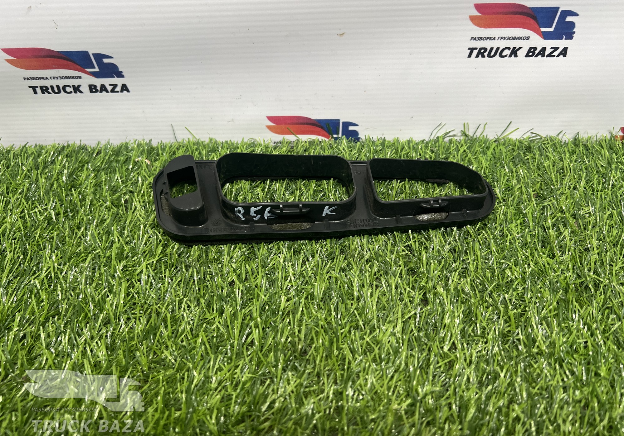 82703899 Накладка дефлектора левая для Renault T (с 2013)