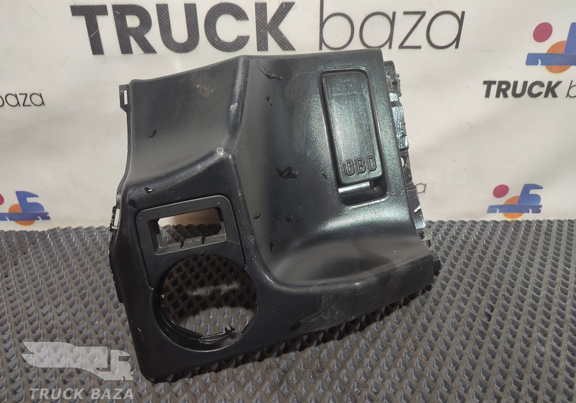 81617010352 Накладка торпедо