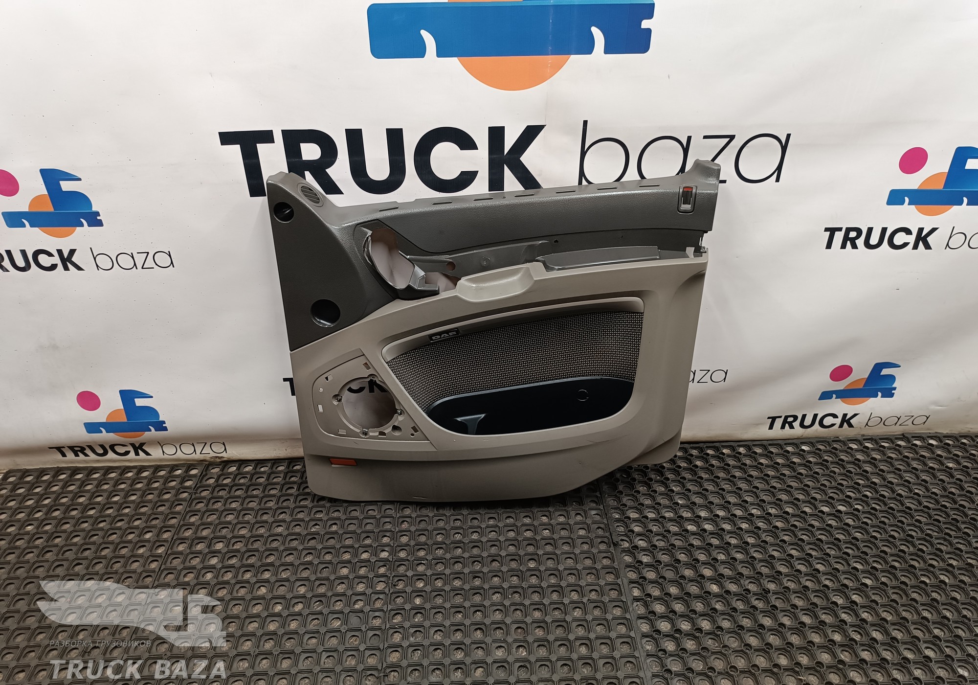 1679386 Обшивка двери правой для Daf XF106