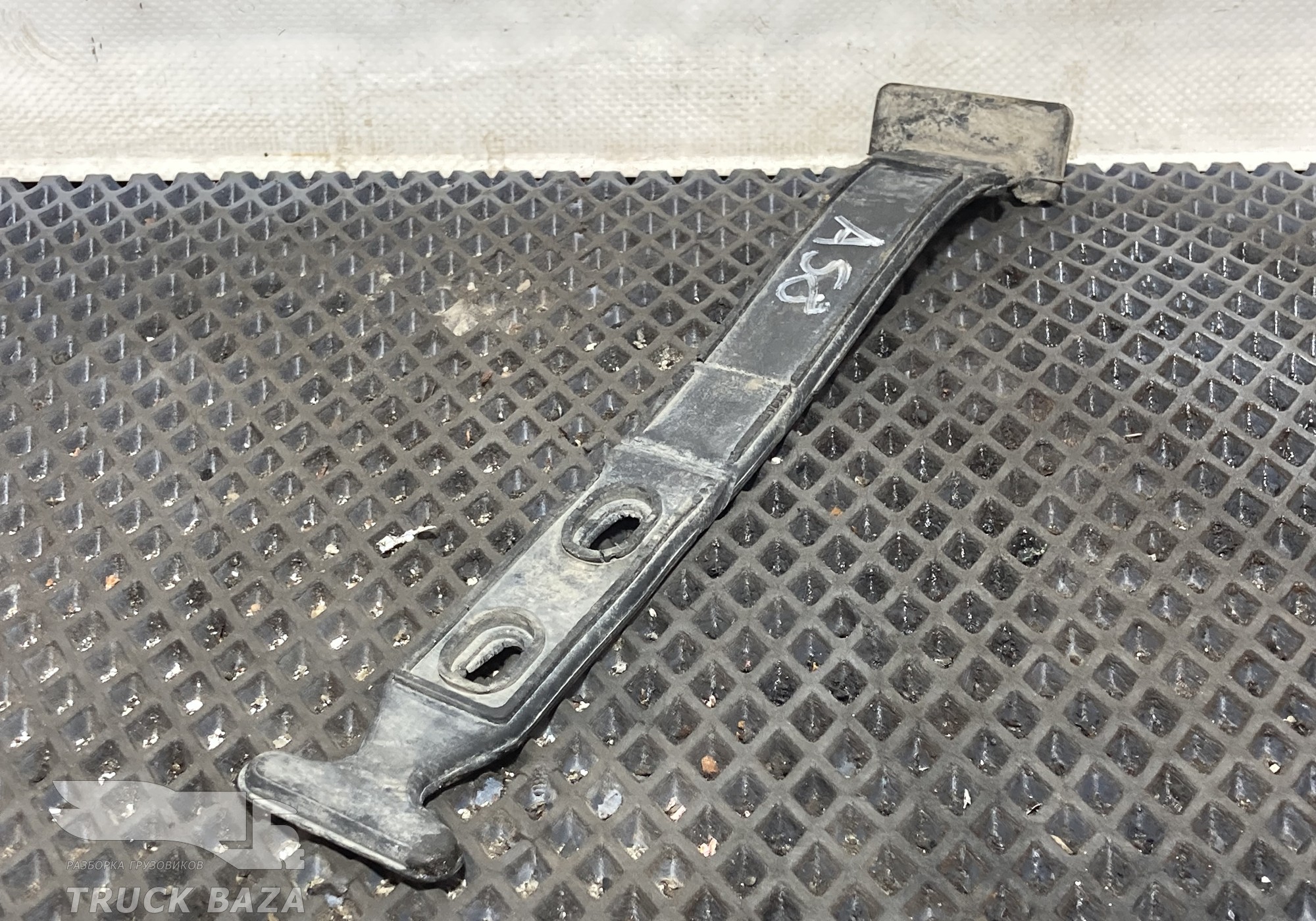 KM70013 Хомут заднего крыла для Mercedes-Benz Axor