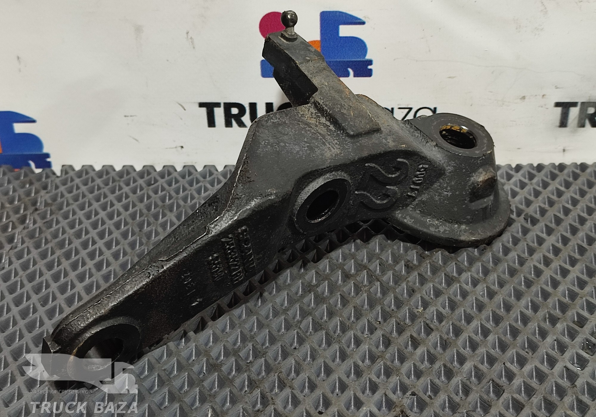 2553522 Кронштейн торсиона кабины правый