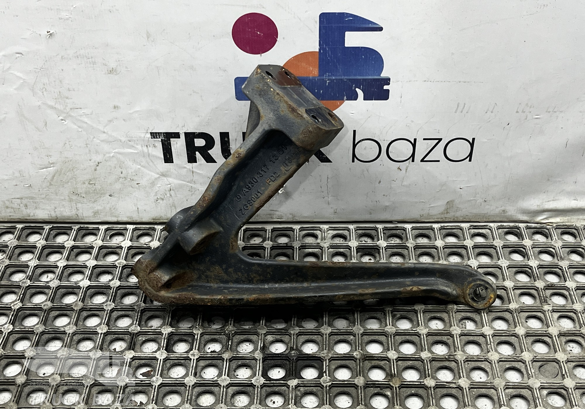 A9303171301 Кронштейн кабины передний правый