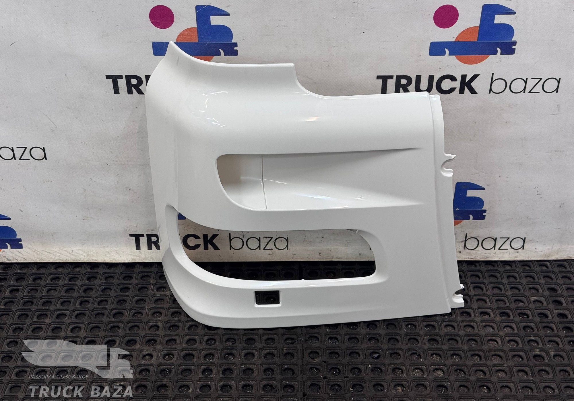 1911144 Облицовка фары правой