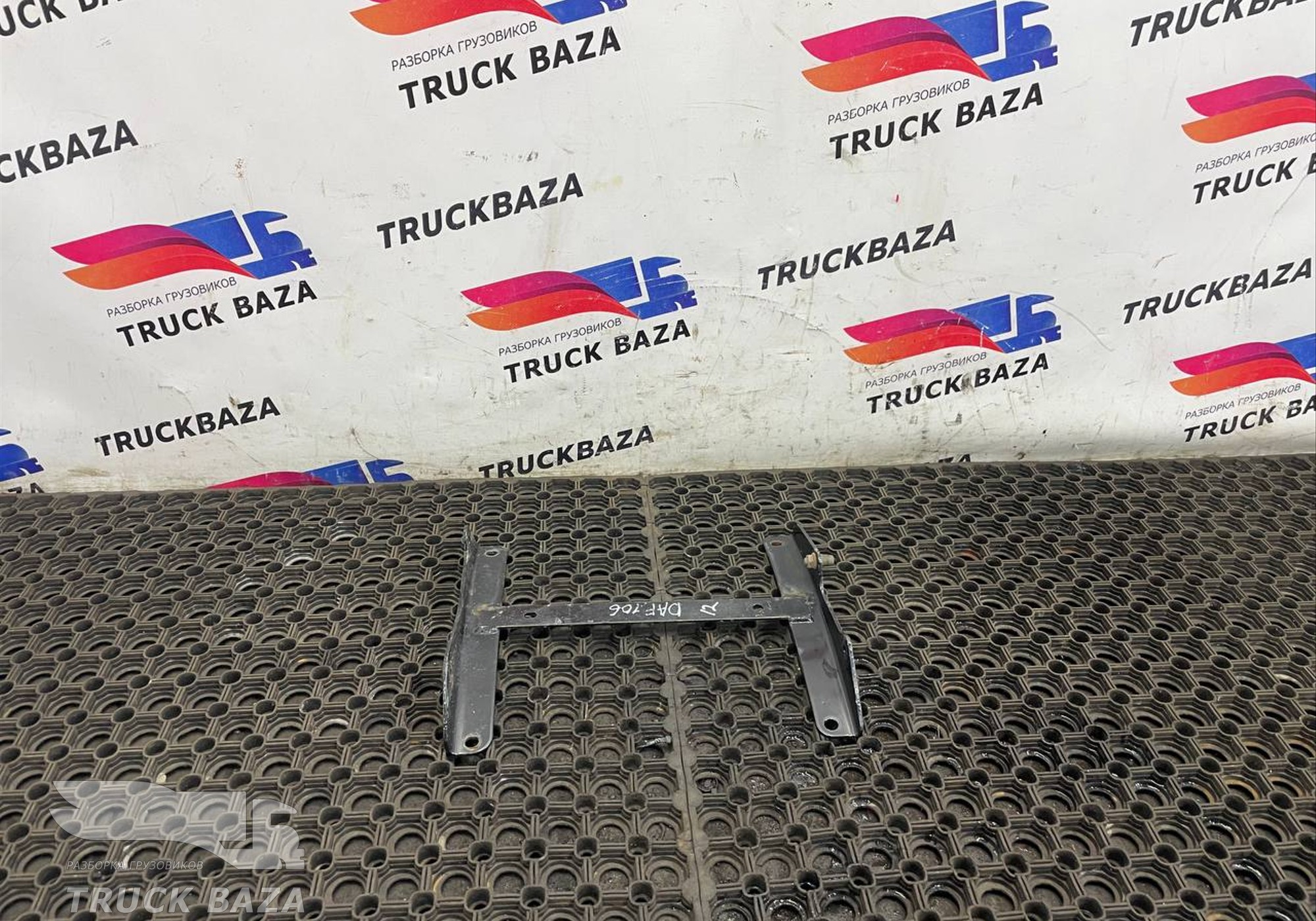 2246155 Кронштейн крыла переднего левого для Daf XF106 (с 2012)