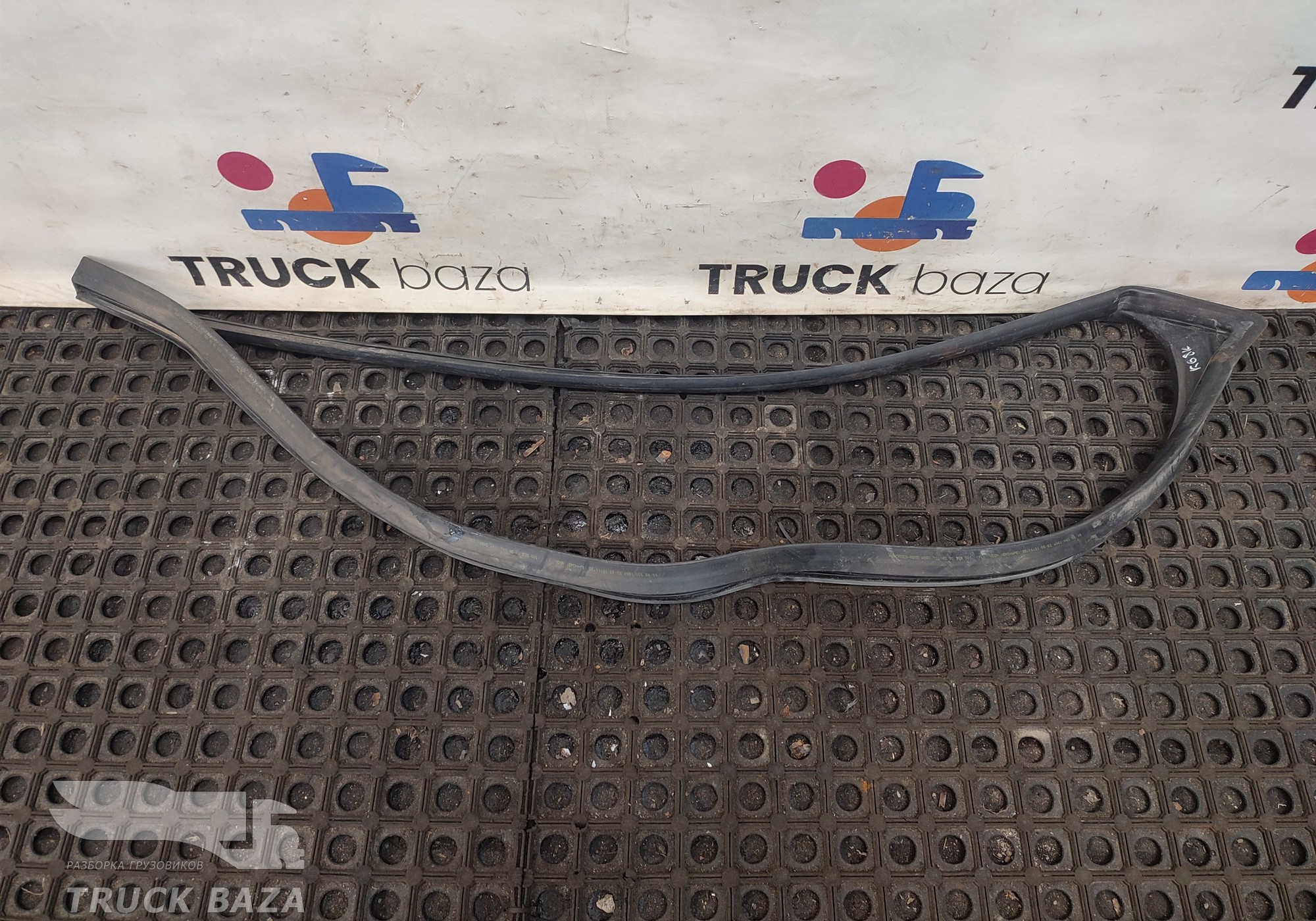 9607214580 Уплотнитель двери левый