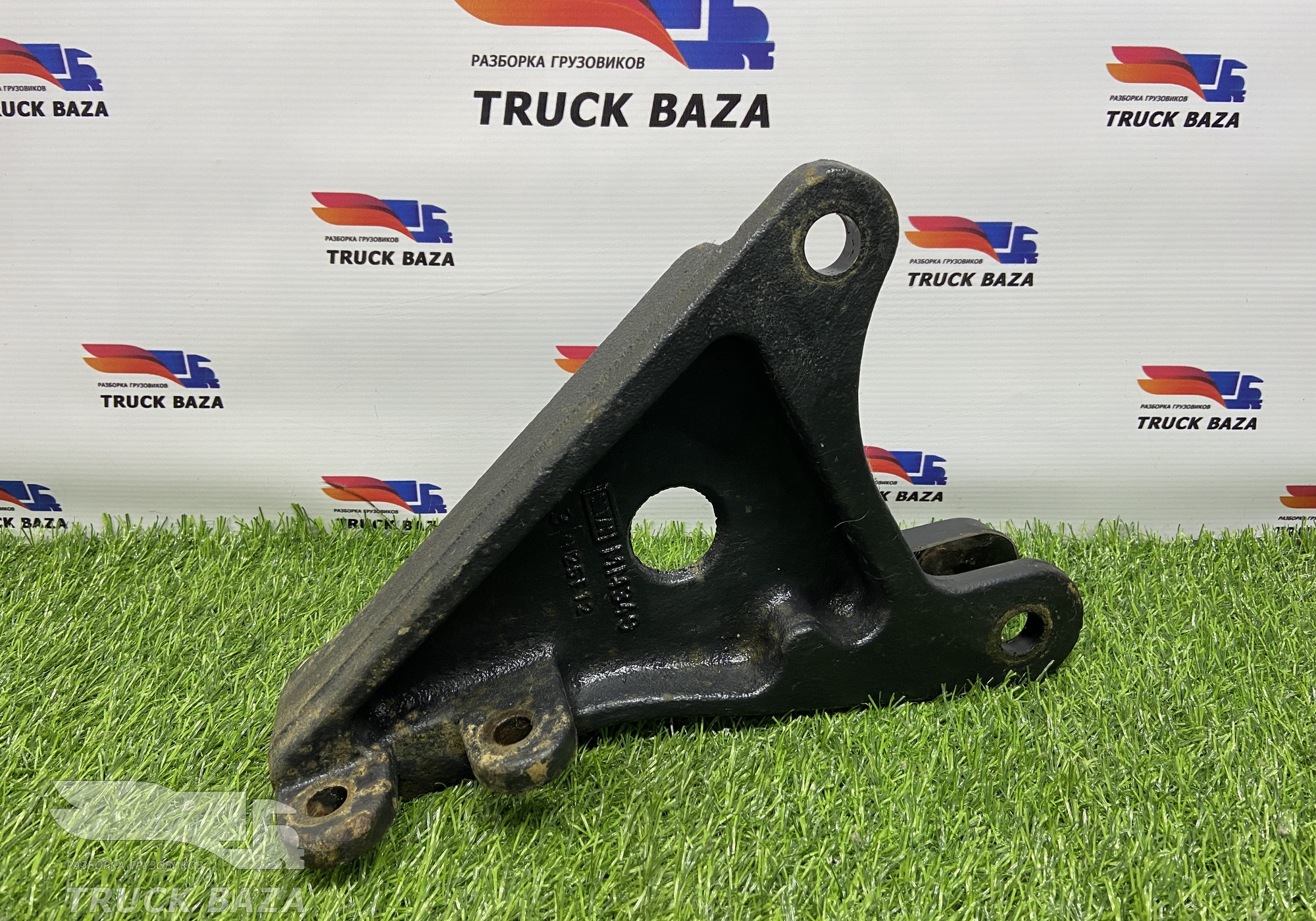 81416503018 Кронштейн усилителя бампера правый