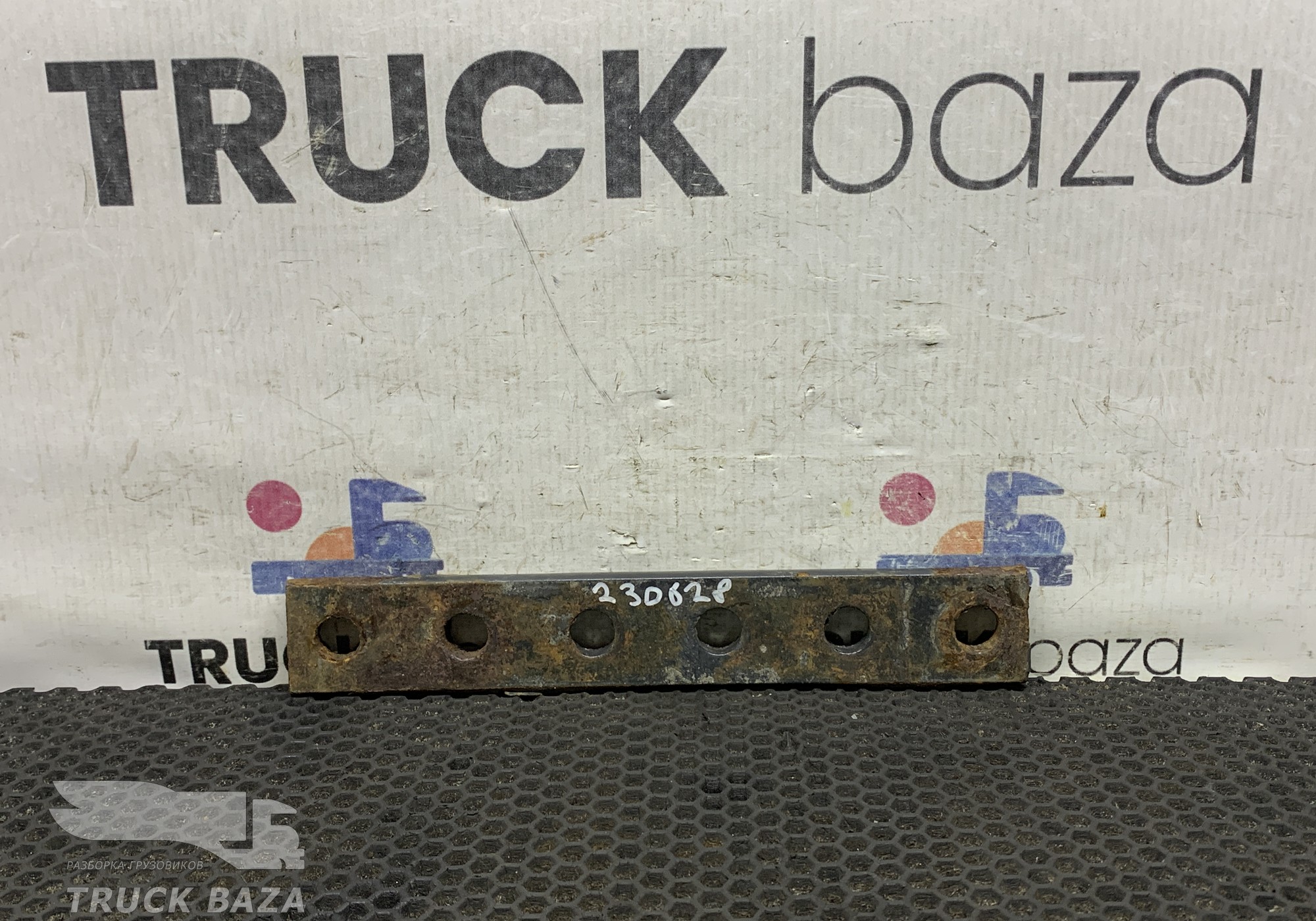 8131803 Проставка кронштейна топливного бака для Iveco