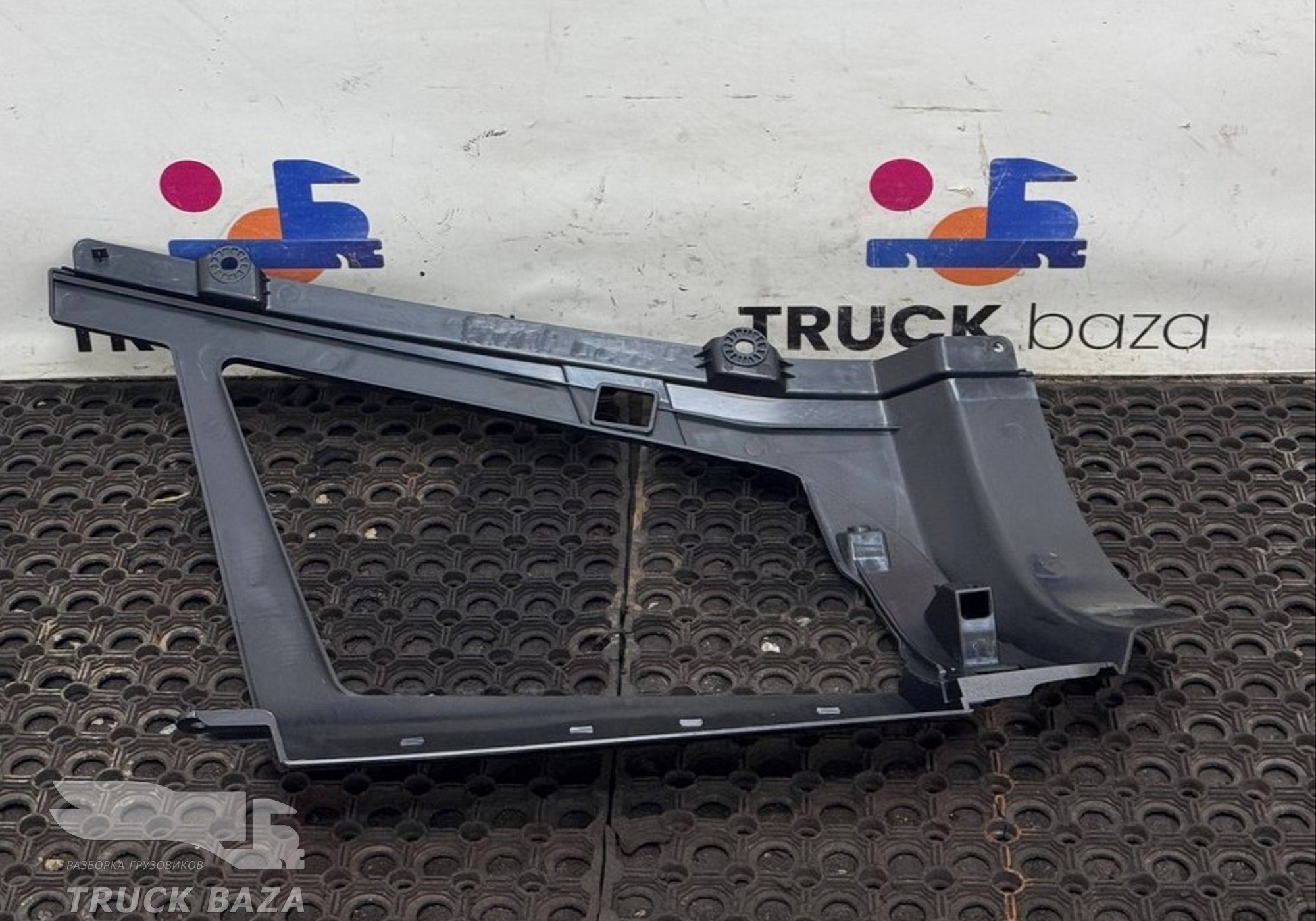 21078545 Облицовка противотуманной фары правая для Volvo FH 4 (с 2012)