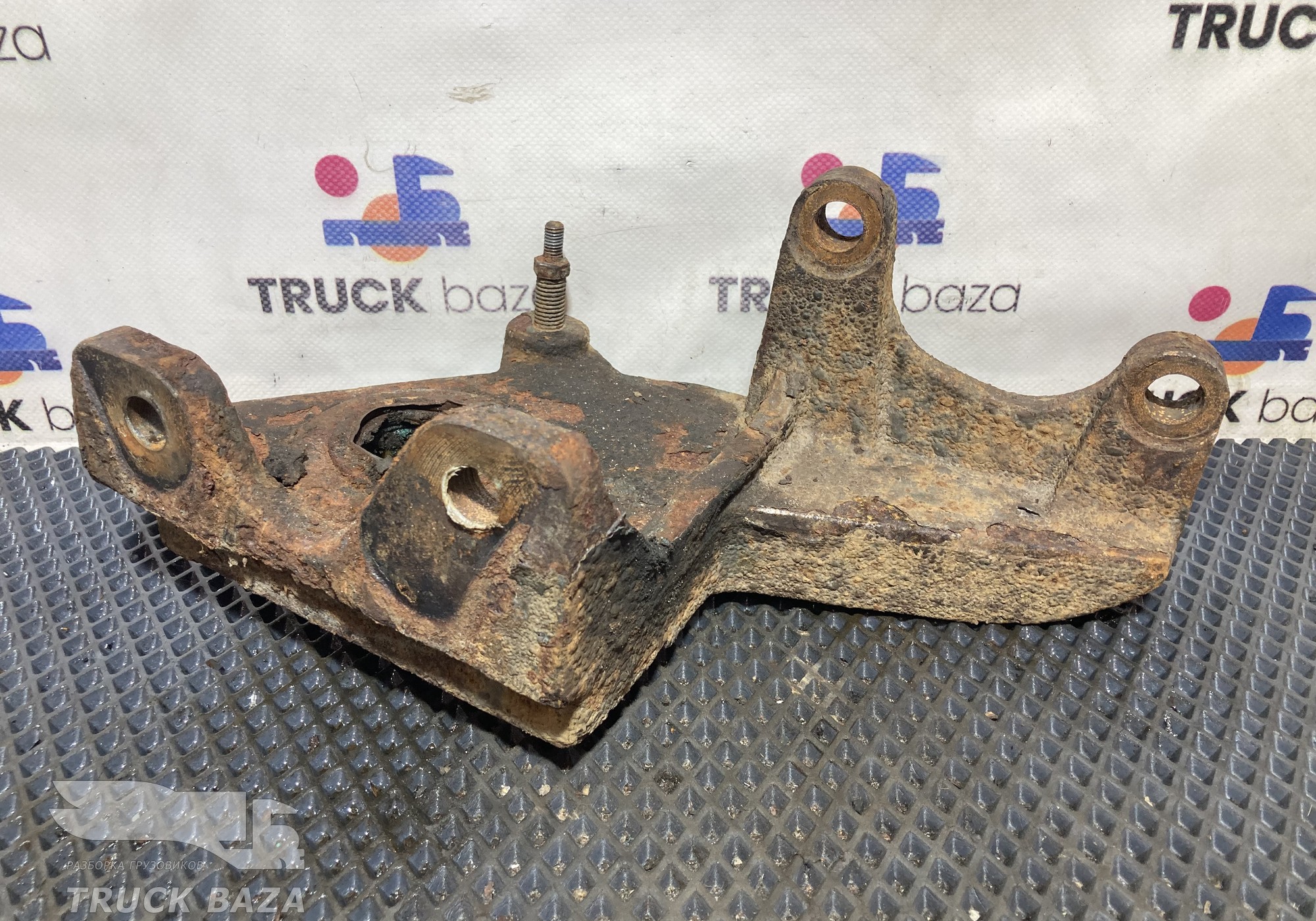 2026648 Кронштейн энергоаккумулятора левый