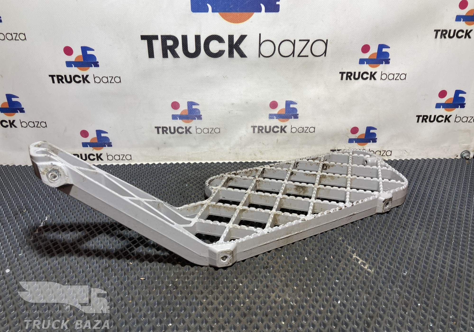 1535039 Подножка левая