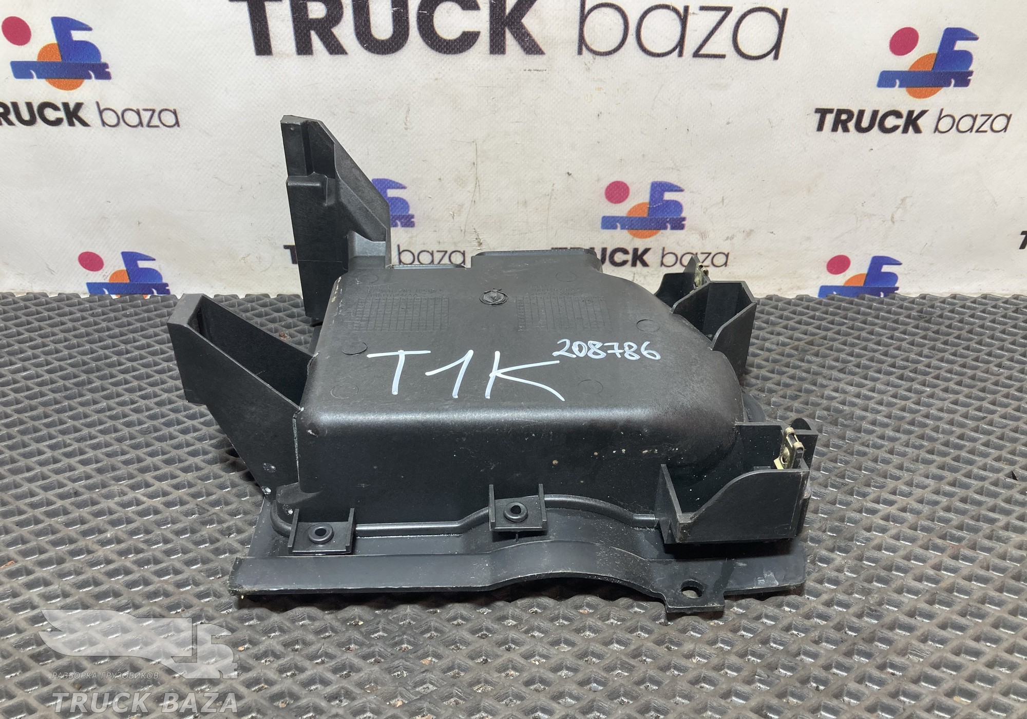 812W617016235 Накладка торпедо для Sinotruk Sitrak C7H