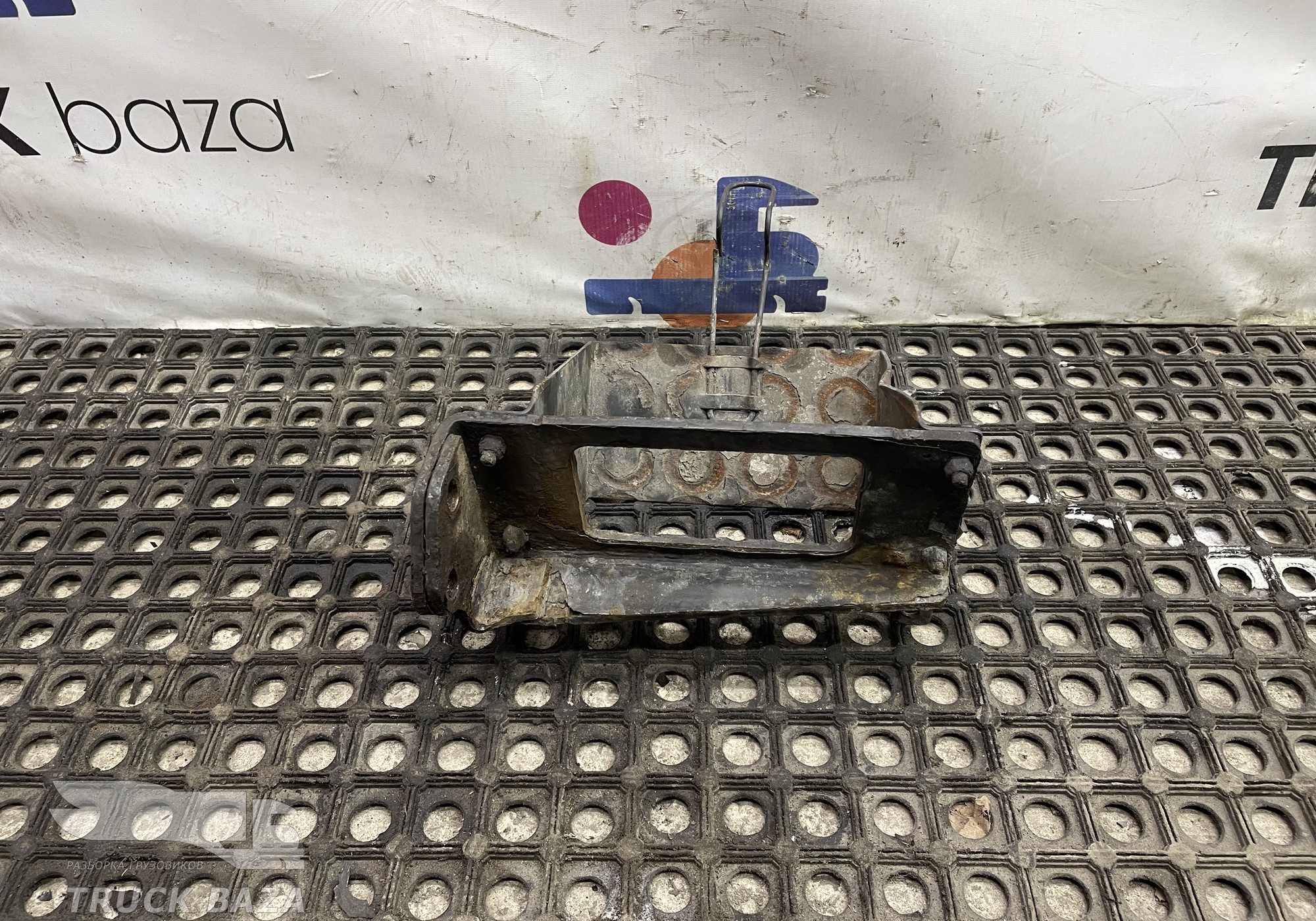 1904758 Кронштейн противооткатного упора правый