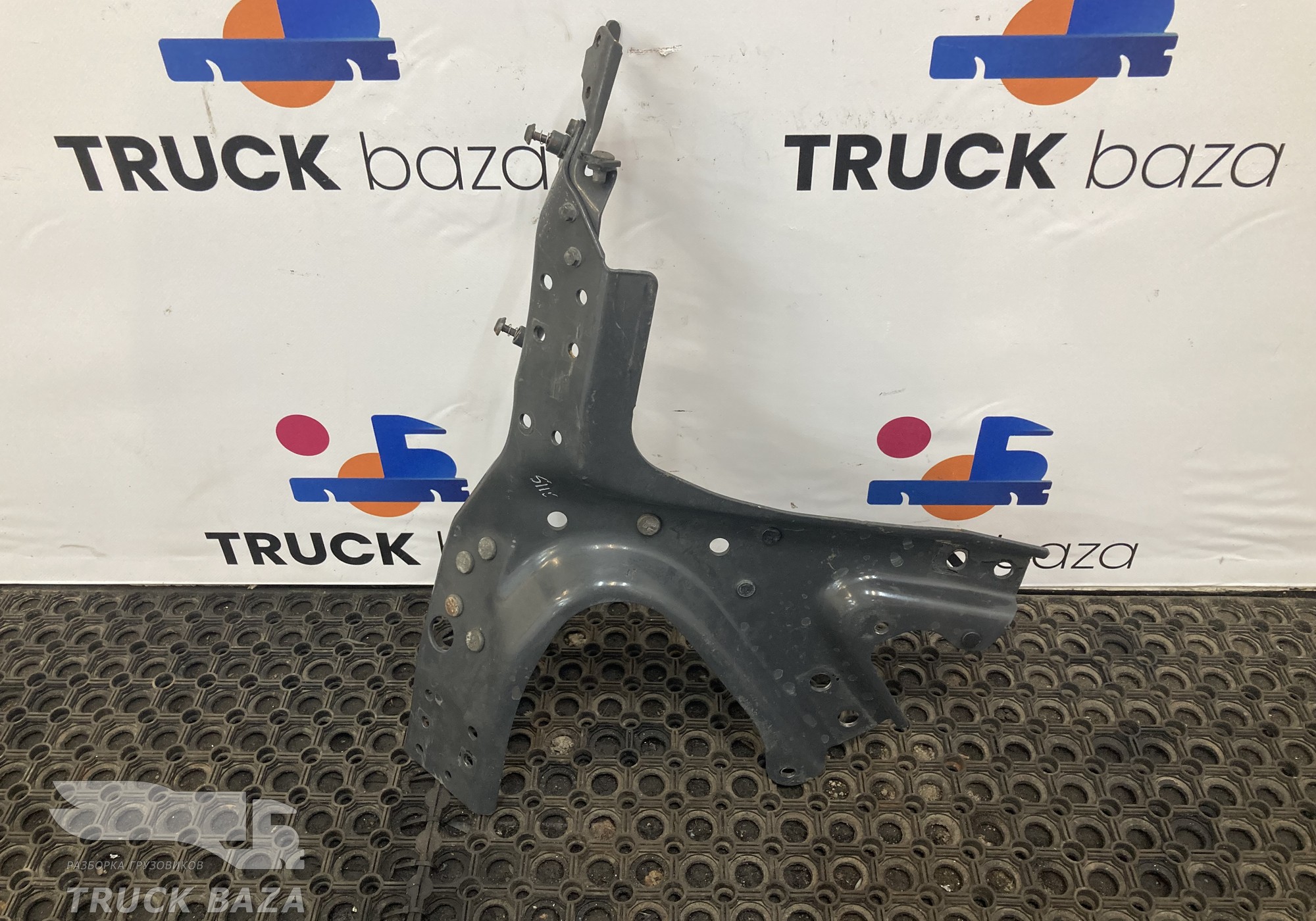 2790473 Кронштейн подножки левый