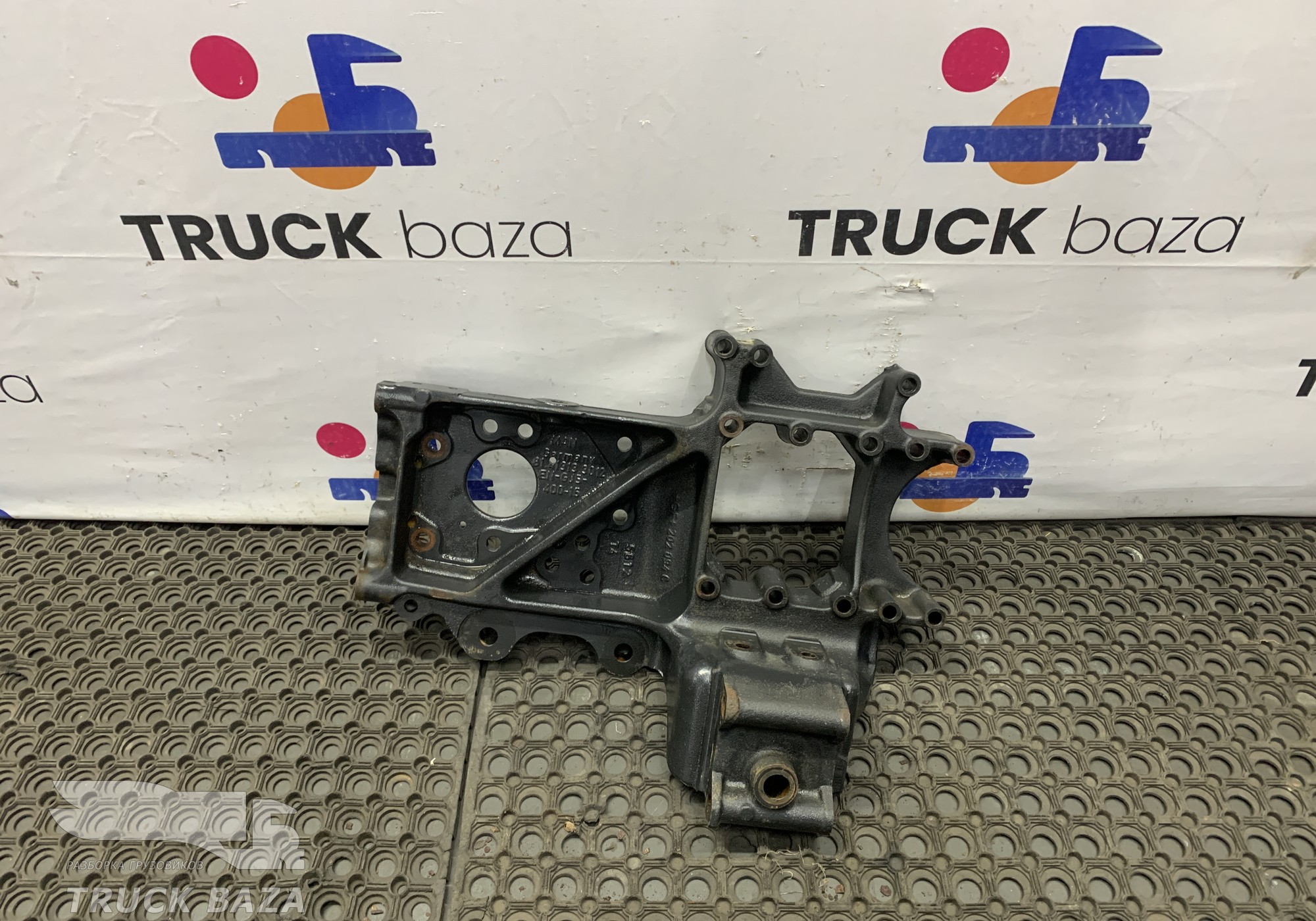 81413133012 Кронштейн рессоры передней правый