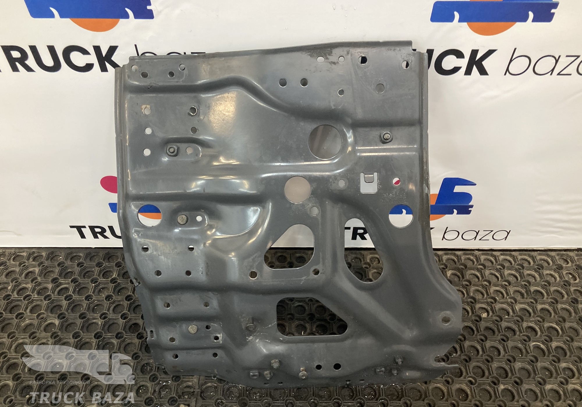 2626258 Кронштейн подножки левый для Scania