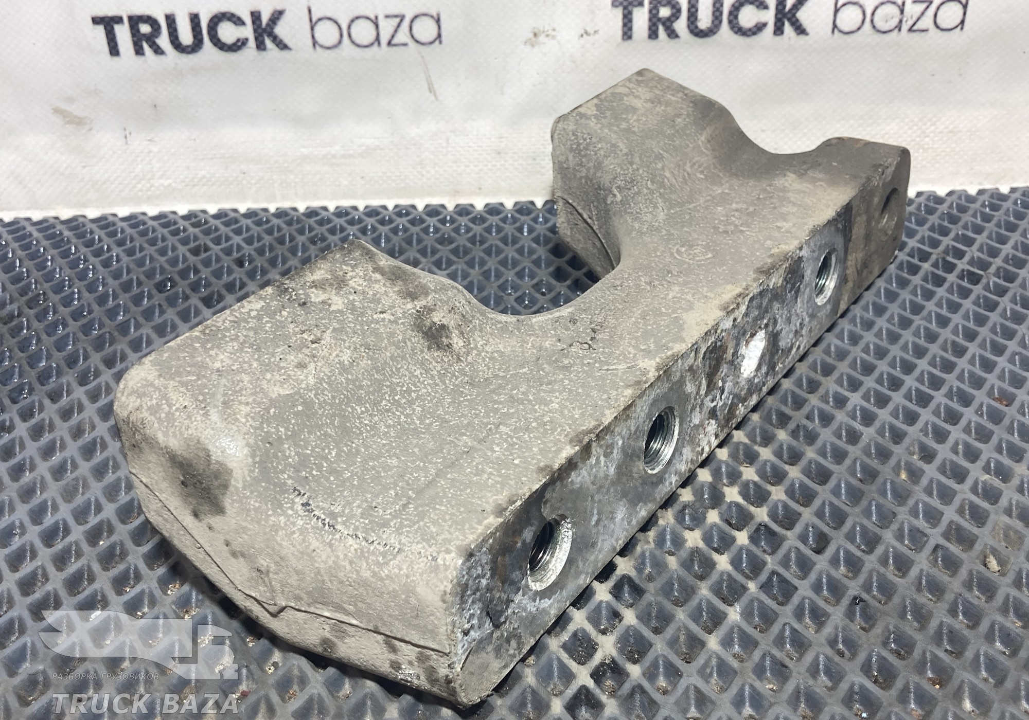 1787518 Кронштейн топливного бака