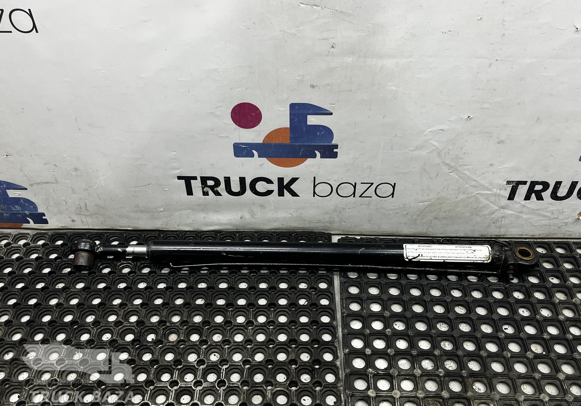 81978110008 Цилиндр подъема кабины