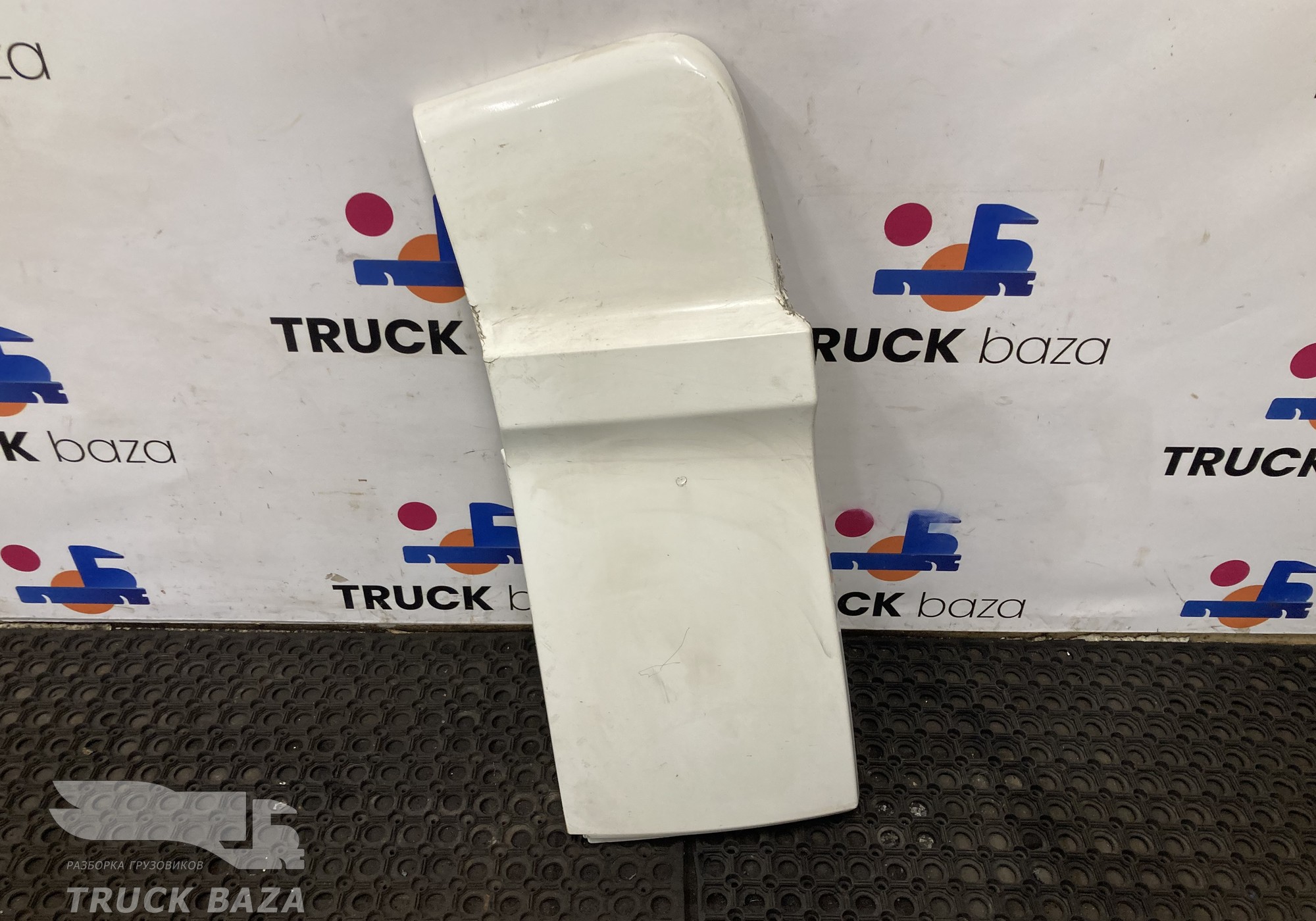 1653705 Спойлер кабины верхний правый