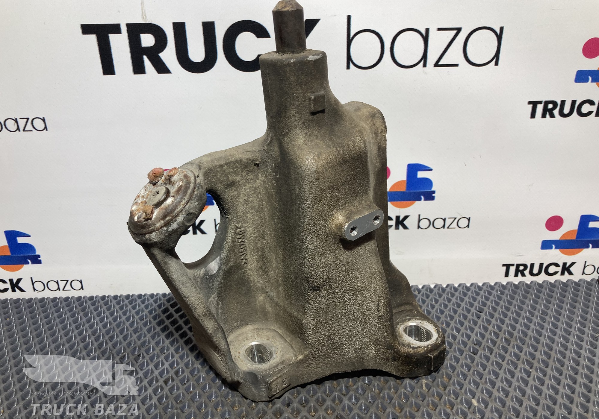 2133303 Кронштейн торсиона кабины правый