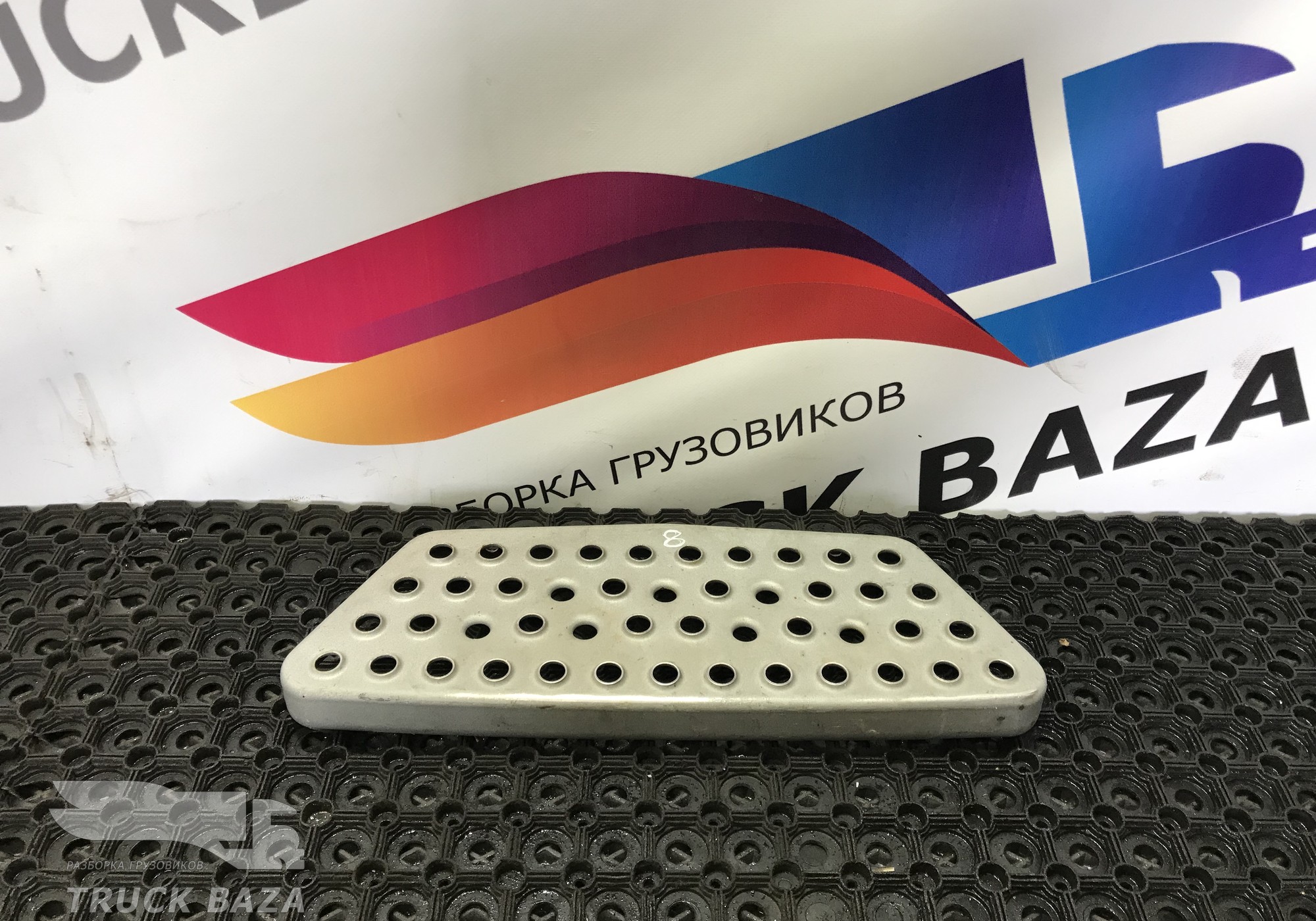 81615100490 Площадка подножки верхняя