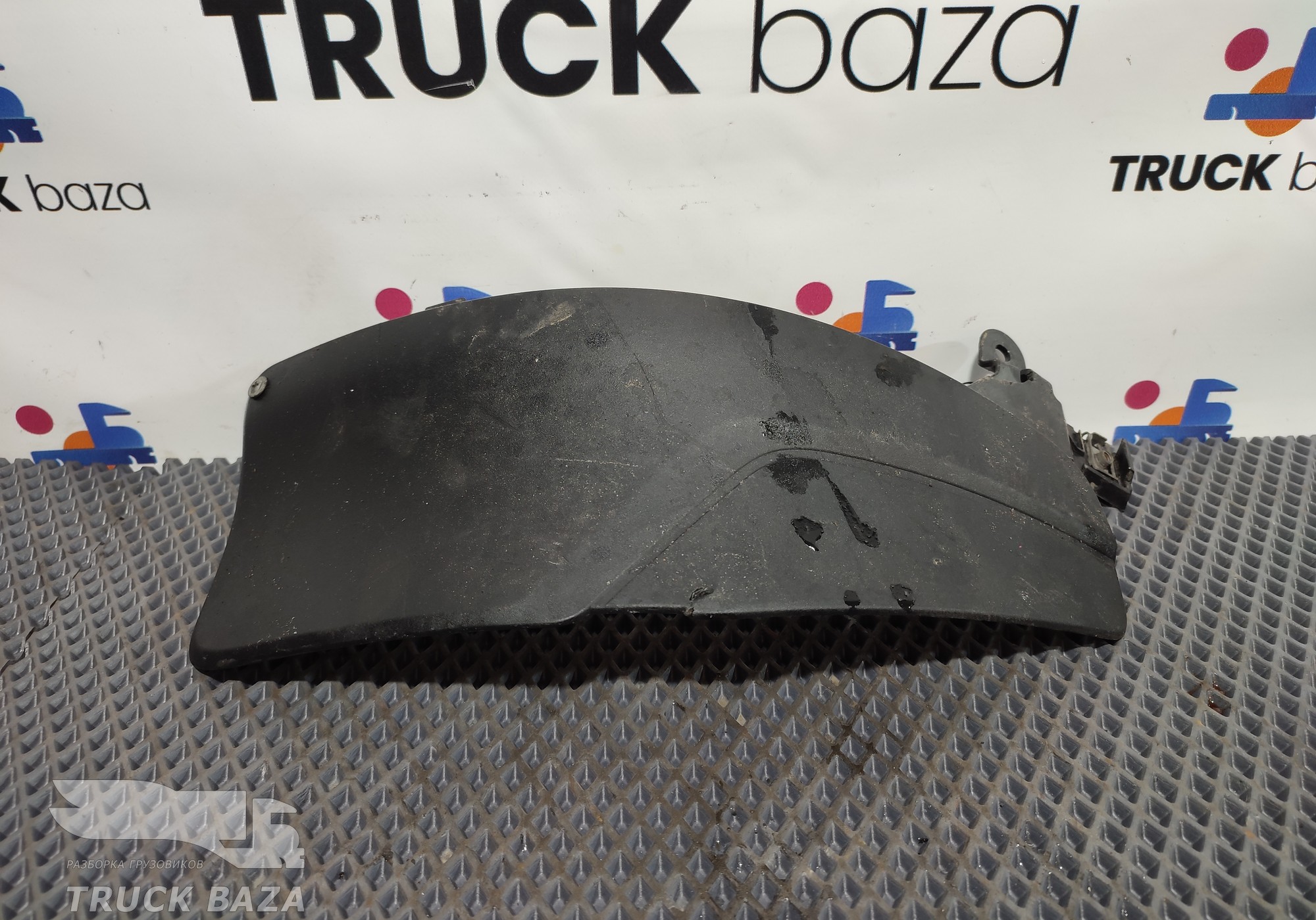 2162653 Накладка угла кабины правая