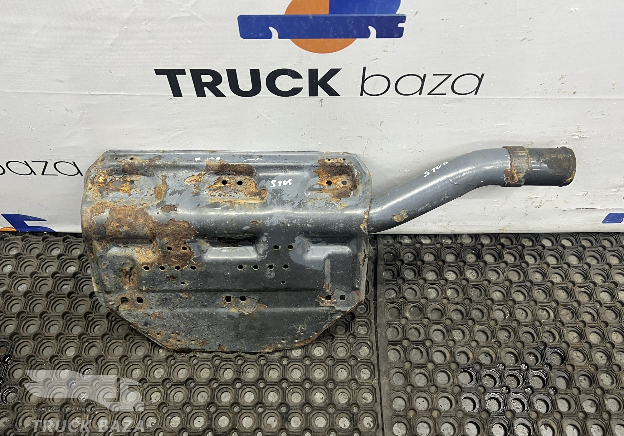 1725678 Кронштейн заднего крыла передний правый