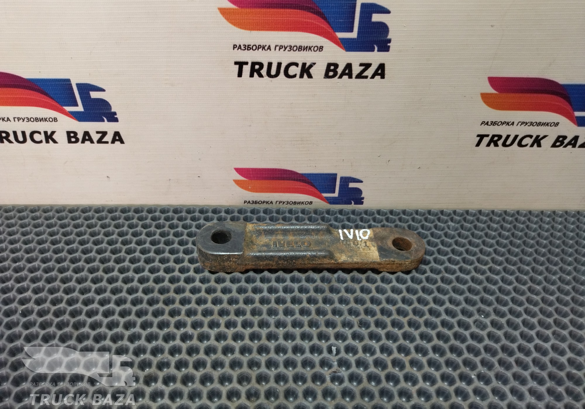 8165566 Проставка траверсы КПП для Iveco