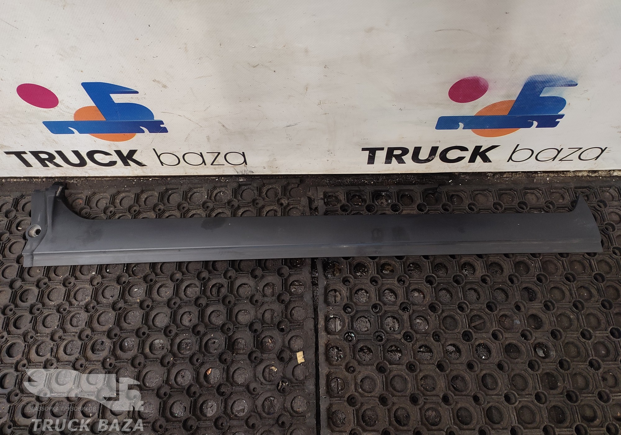 2323511 Накладка стойки левой