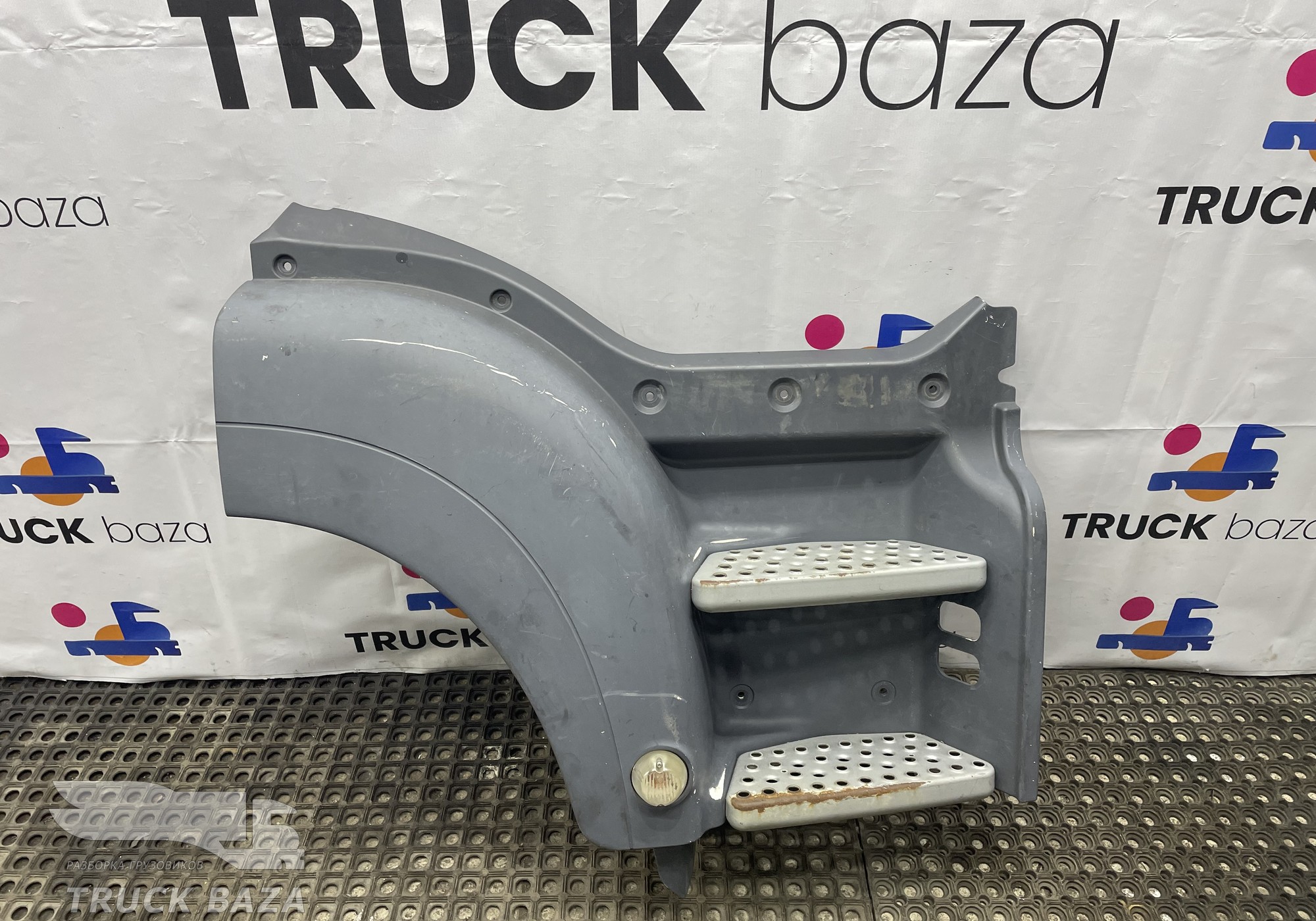 81615100872 Корпус подножек правый