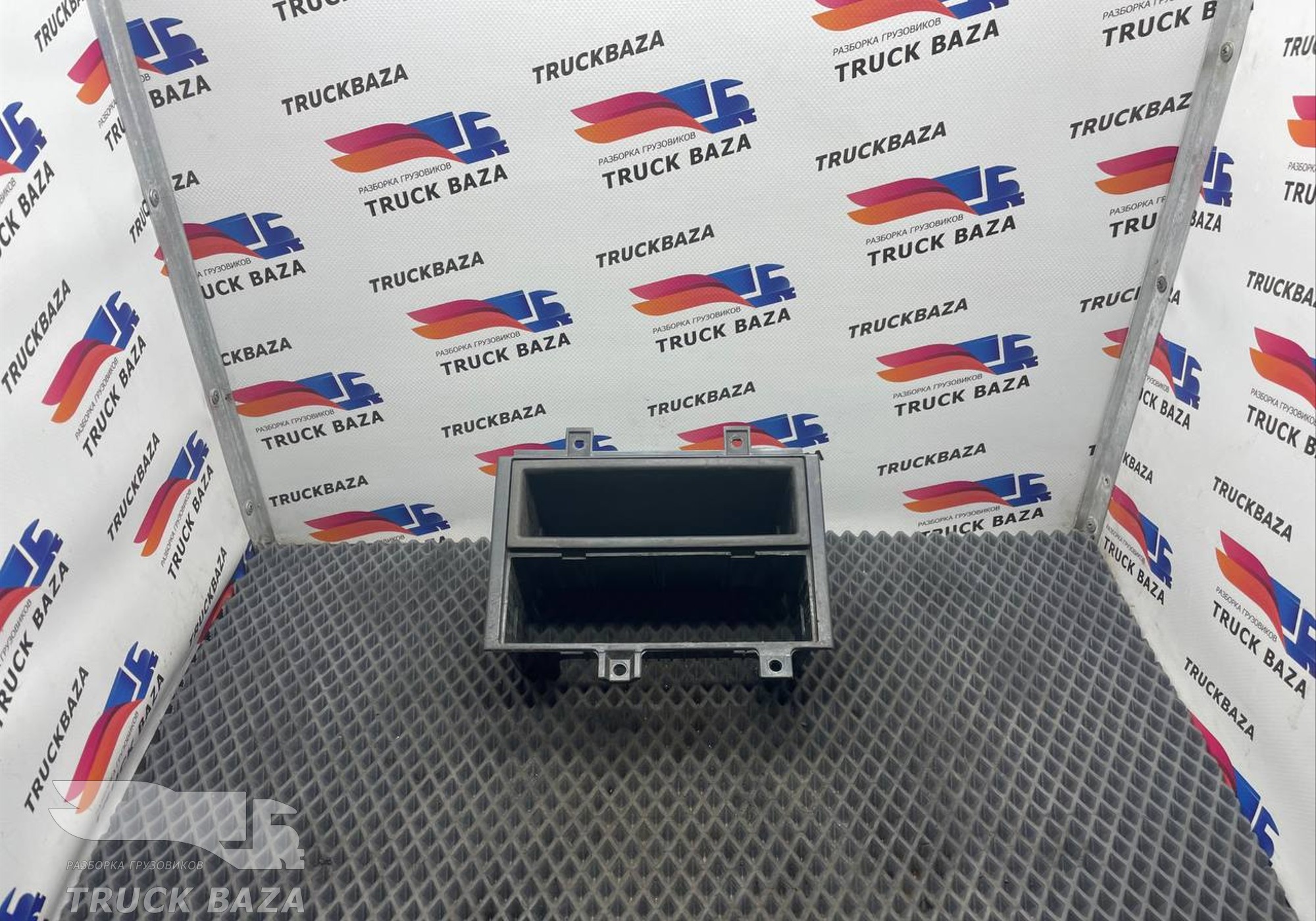 20393215 Рамка магнитолы для Volvo FH FH13 (с 2002 по 2008)