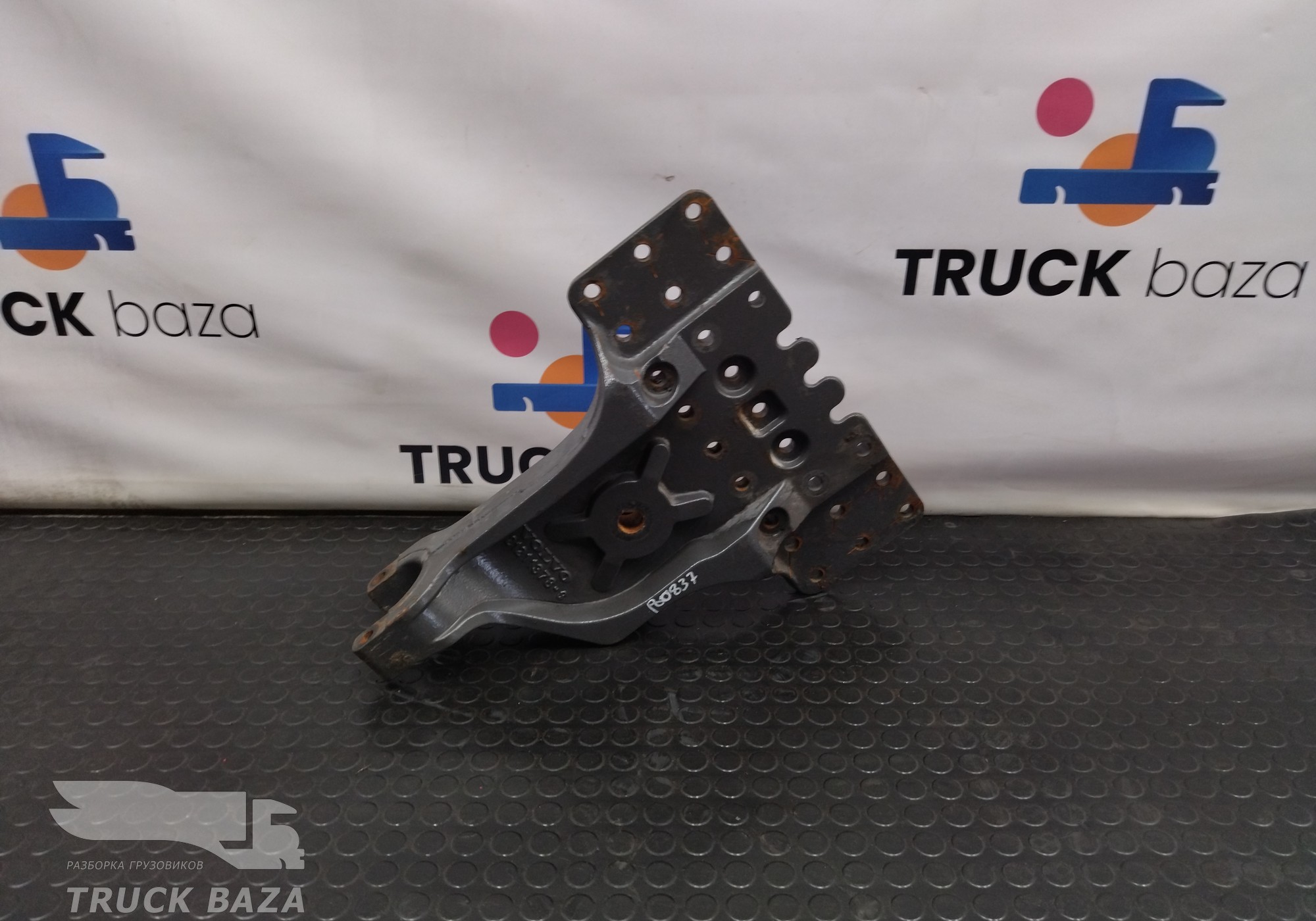 21211378 Кронштейн реактивной тяги левый для Volvo FM II (с 2002)
