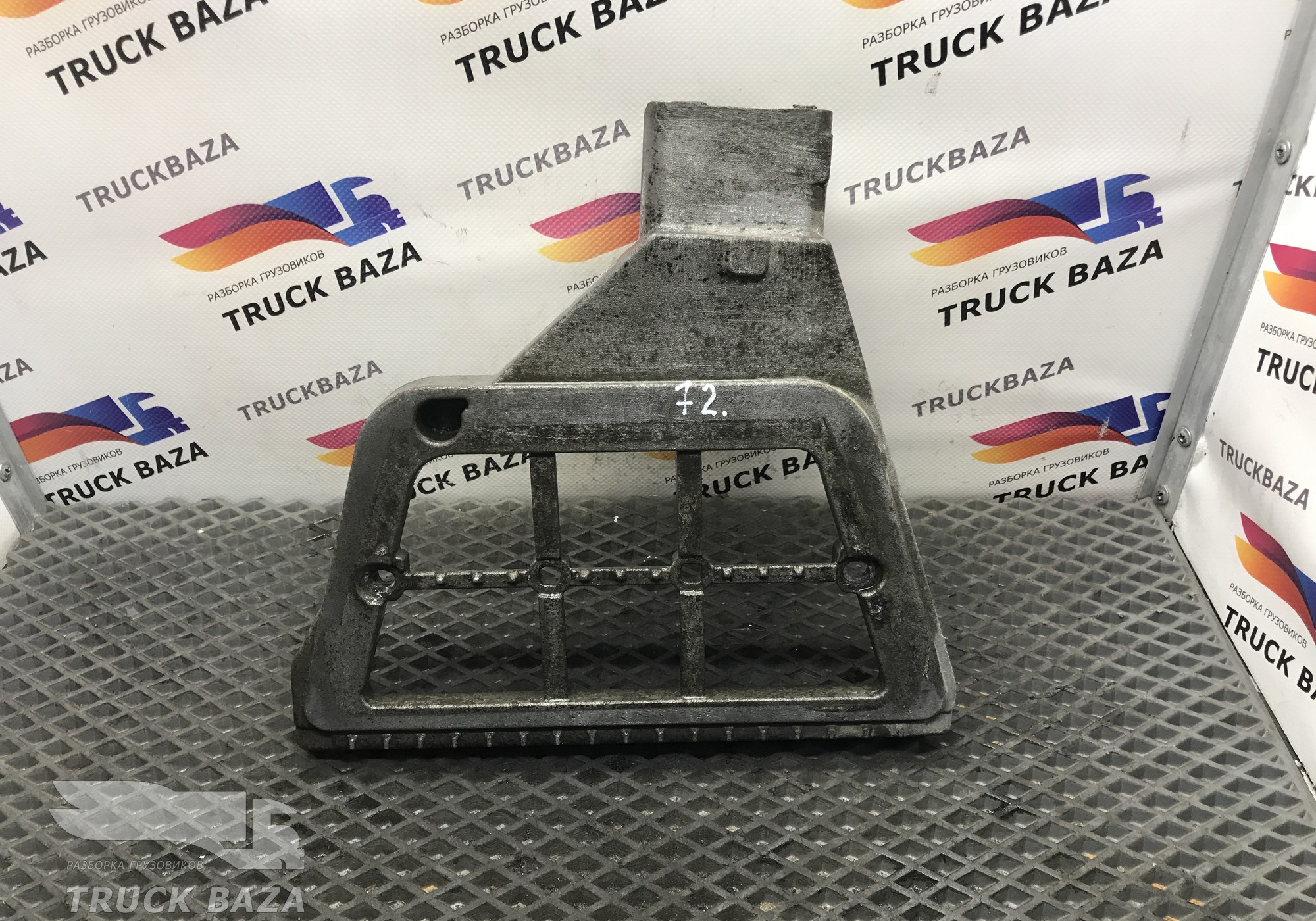 1641631 Кронштейн подножки правый для Daf XF105