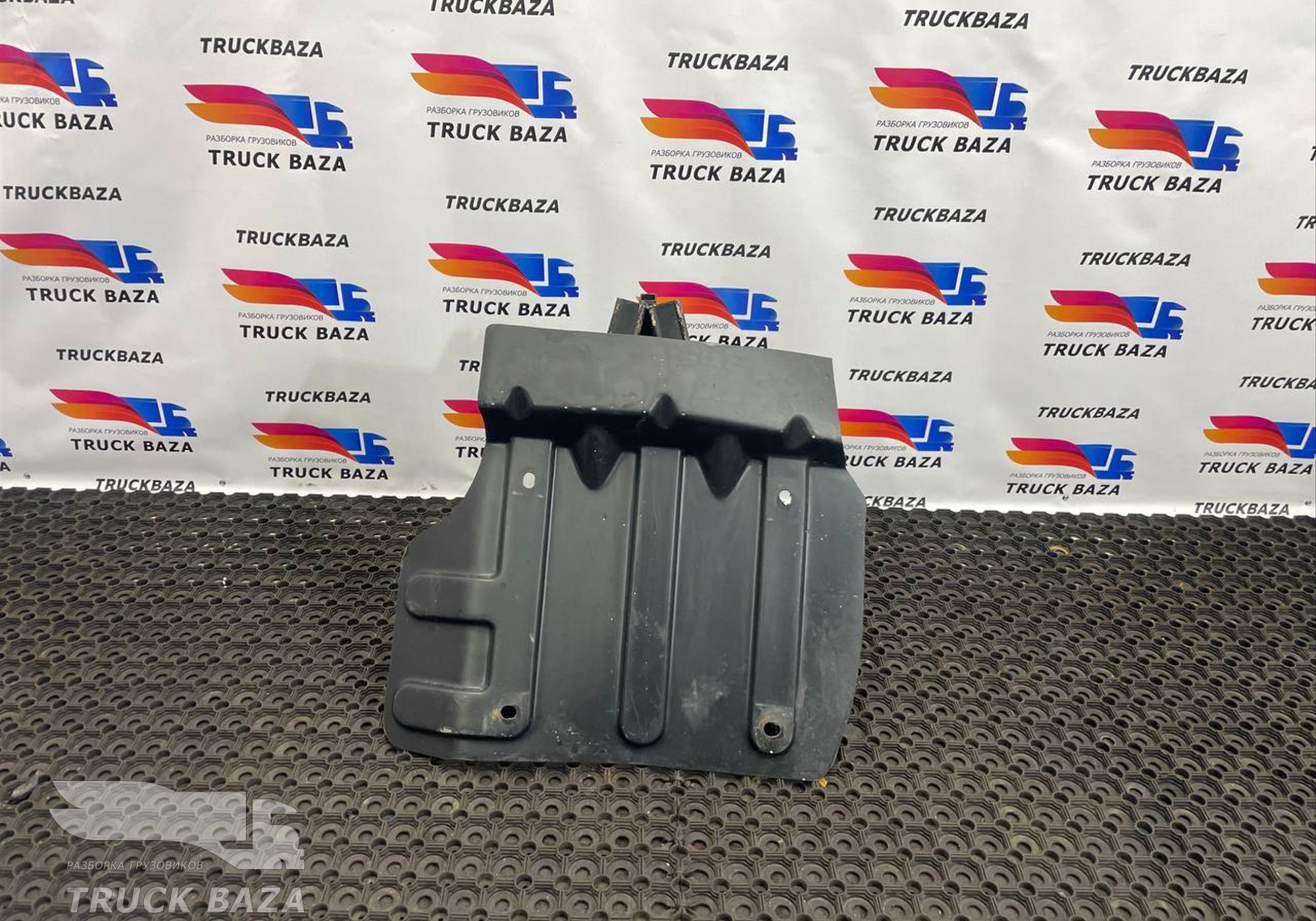 549018403123 Накладка подножки левой для КАМАЗ 54901