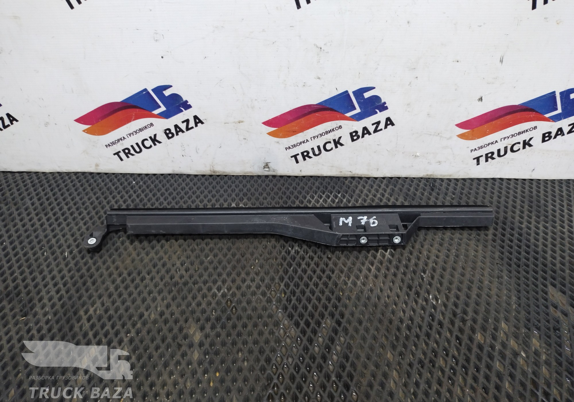 81626516008 Направляющая стекла правая для Man TGX