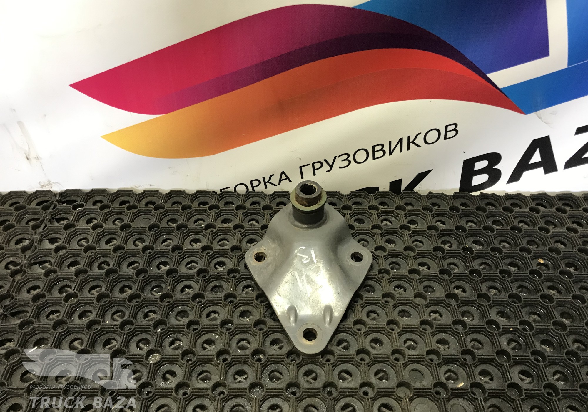 1075787 Кронштейн цилиндра подъема кабины для Mercedes-Benz Actros New Actros MP4 (с 2011)