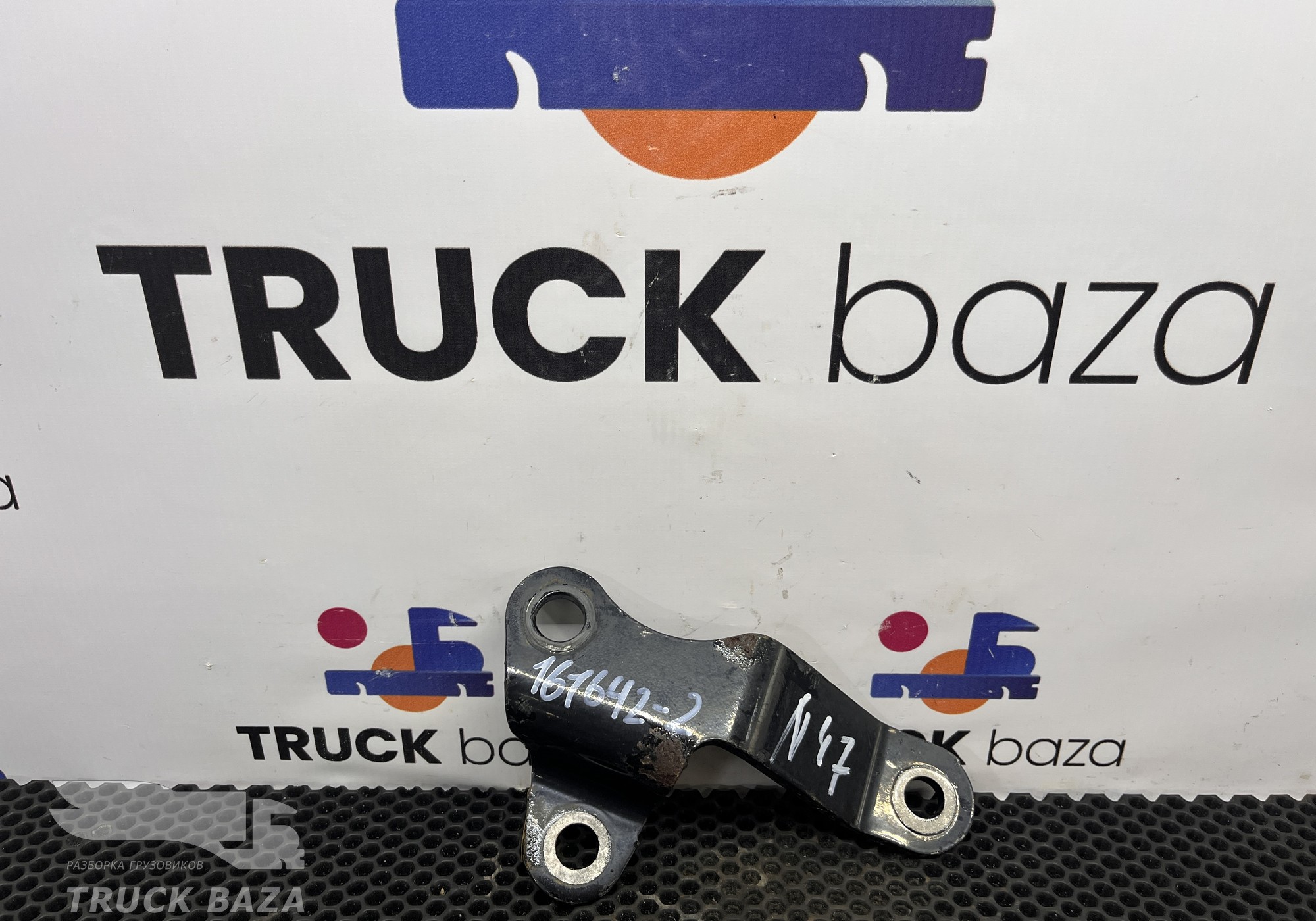 81437400210 Кронштейн стойки стабилизатора правый для Man TGX I (с 2007)