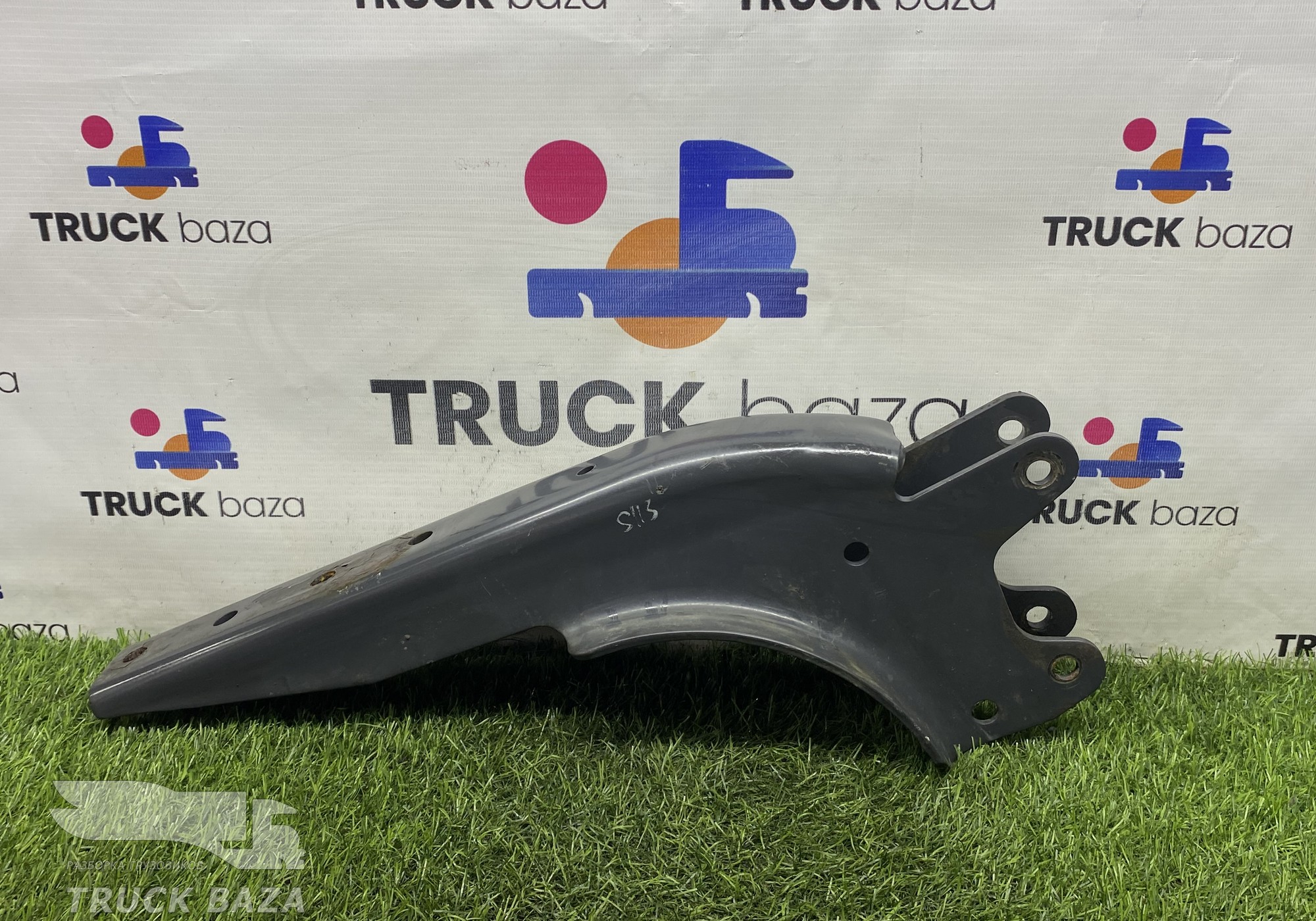 1490910 Кронштейн замка кабины правый