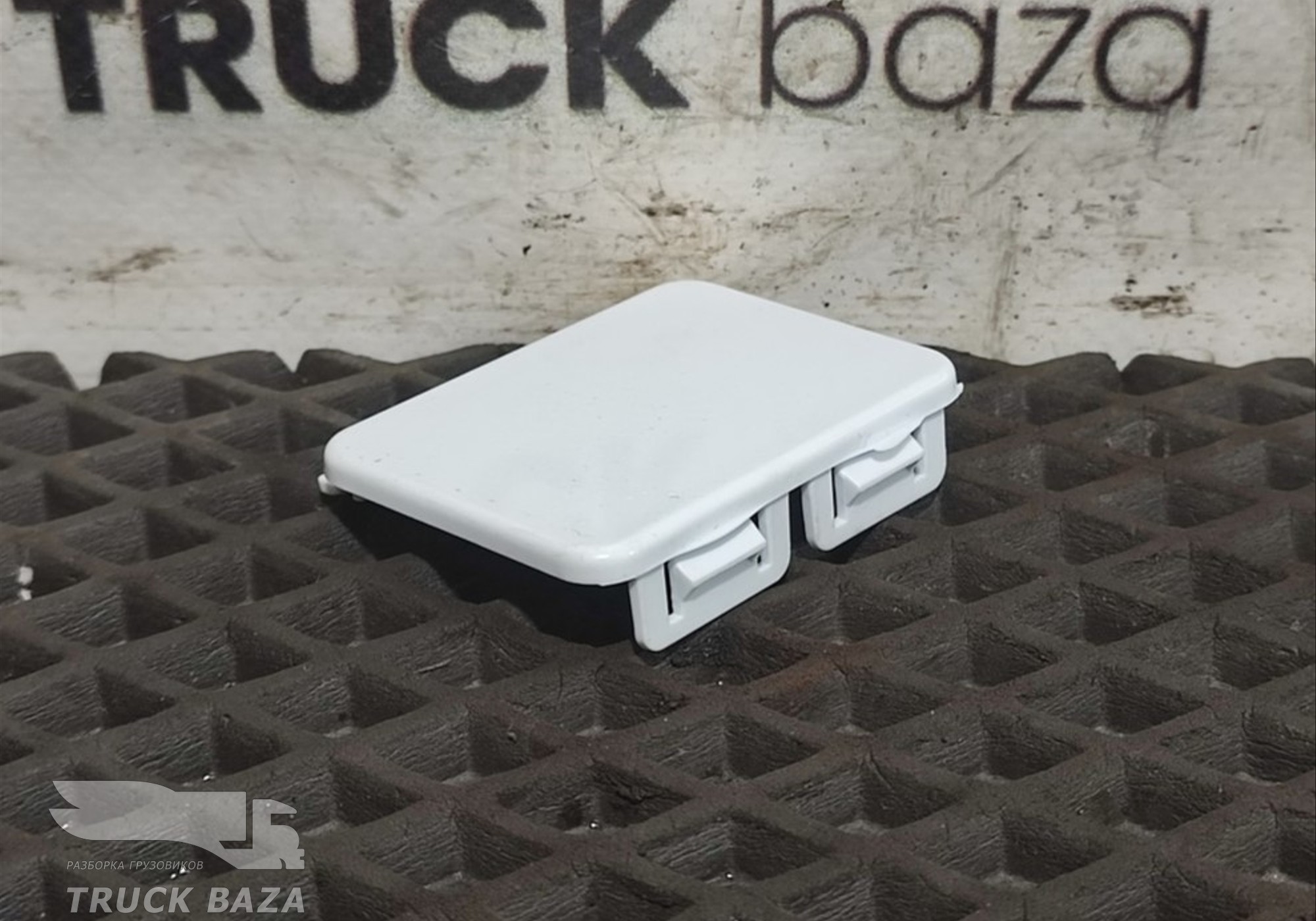 8715332 Заглушка бампера для Daf XF105