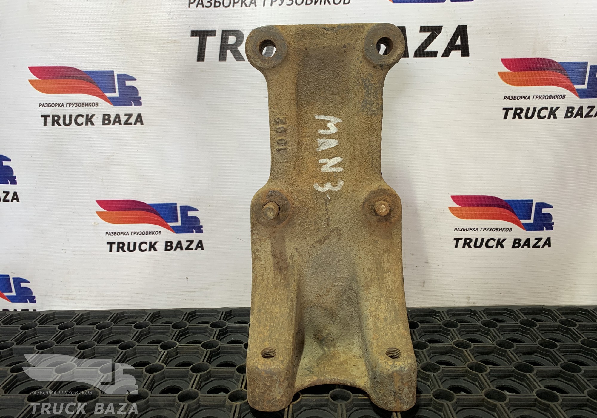 81412043007 Кронштейн траверсы КПП для Man F2000 II Evolution / FE (с 1998 по 2001)